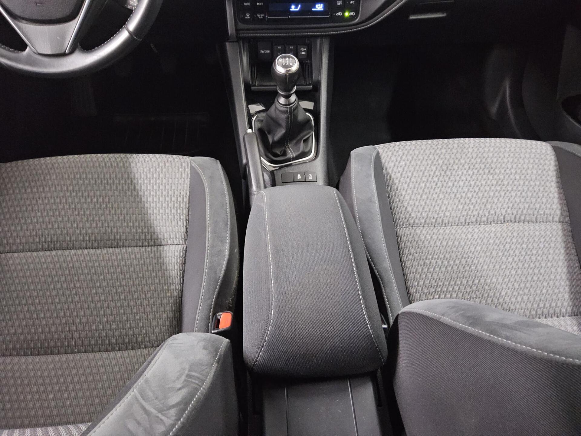 Toyota Auris 1.2 Turbo Comfort LED PDC RfK Shz HU 03/28 6