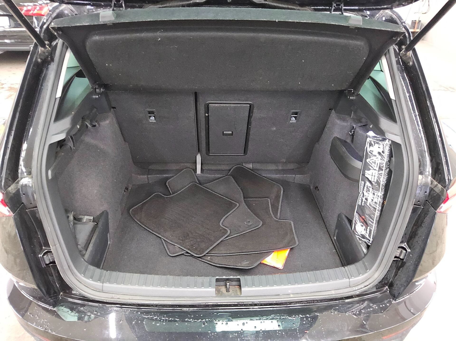 Skoda Karoq 2.0 TDI 4x4 Tour Navi LED Pano AHK 13