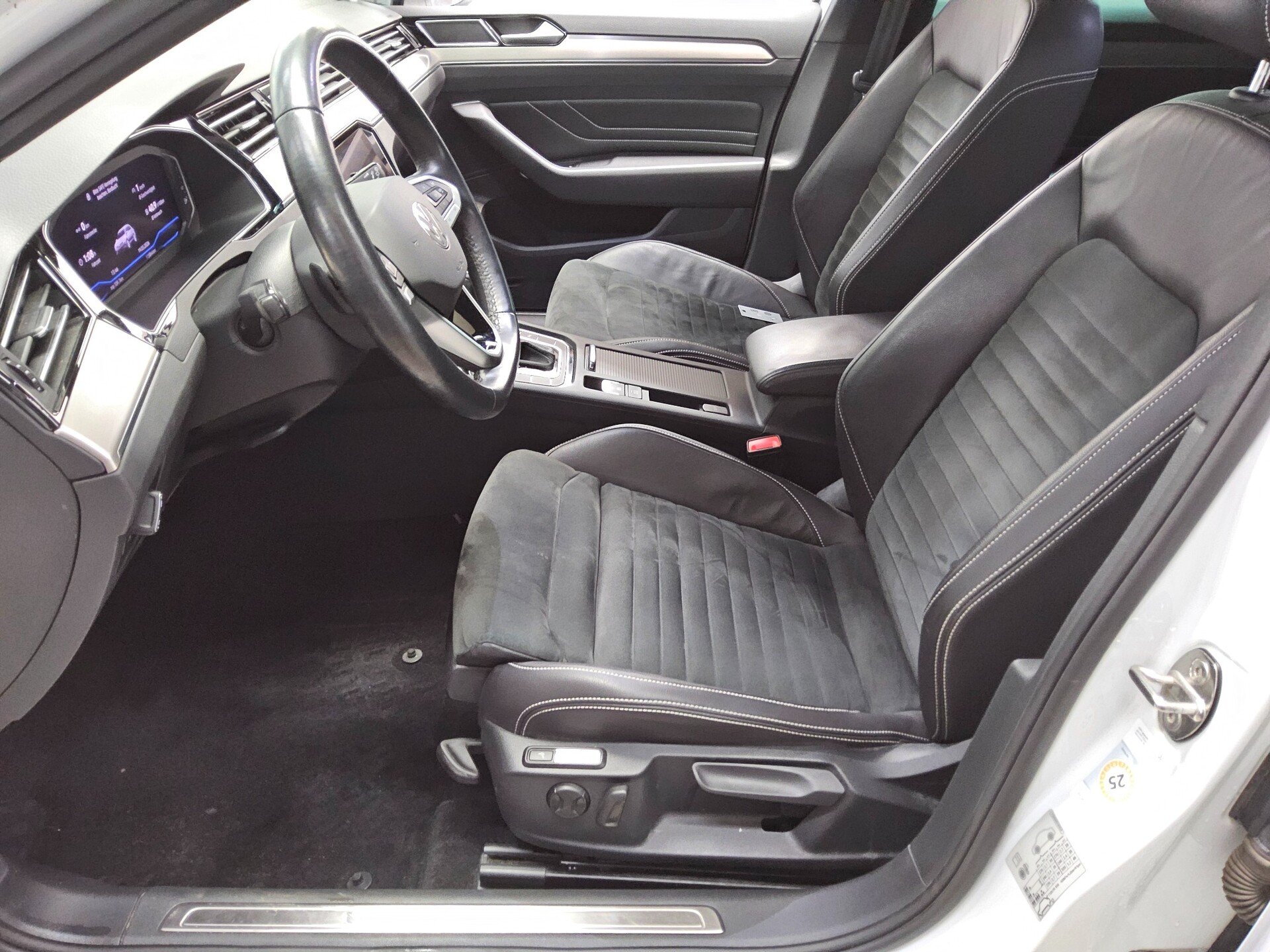 Volkswagen Passat Var. 2.0 TDI Elegance Navi Matrix AID RfK 9