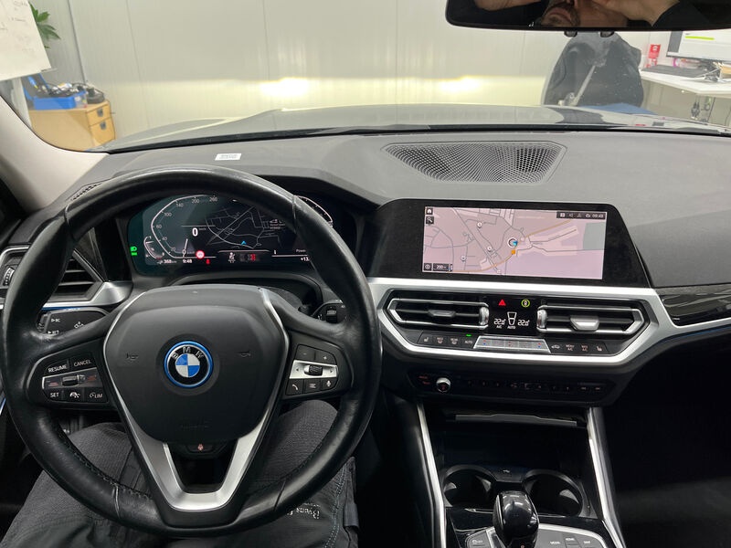 BMW 330e Touring Sport-Line SPORTSITZE KLIMAAUT LED RADIO MFL 5