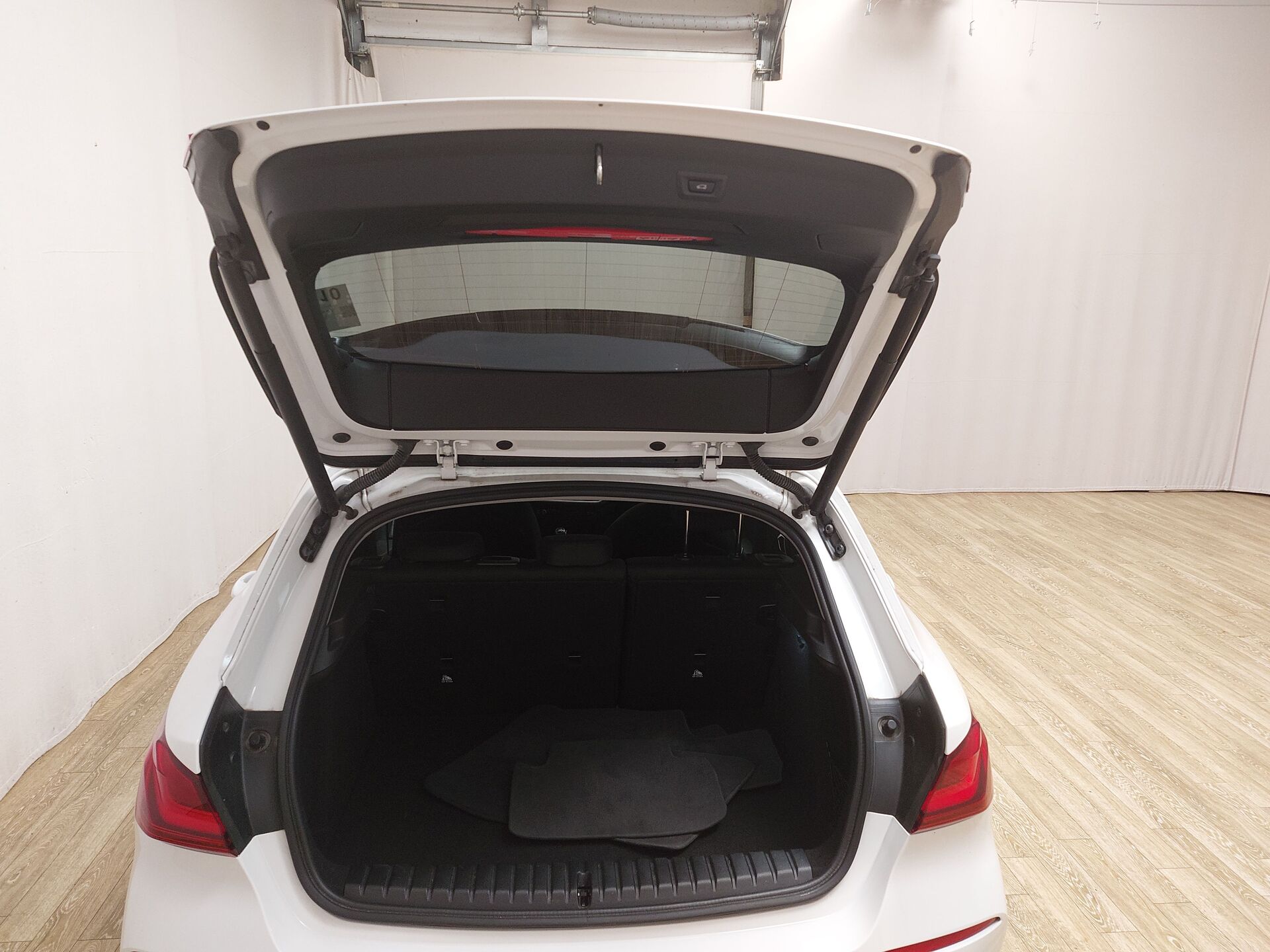 BMW 118i Advantage Navi LED LC-Pro PDC SHZ 19