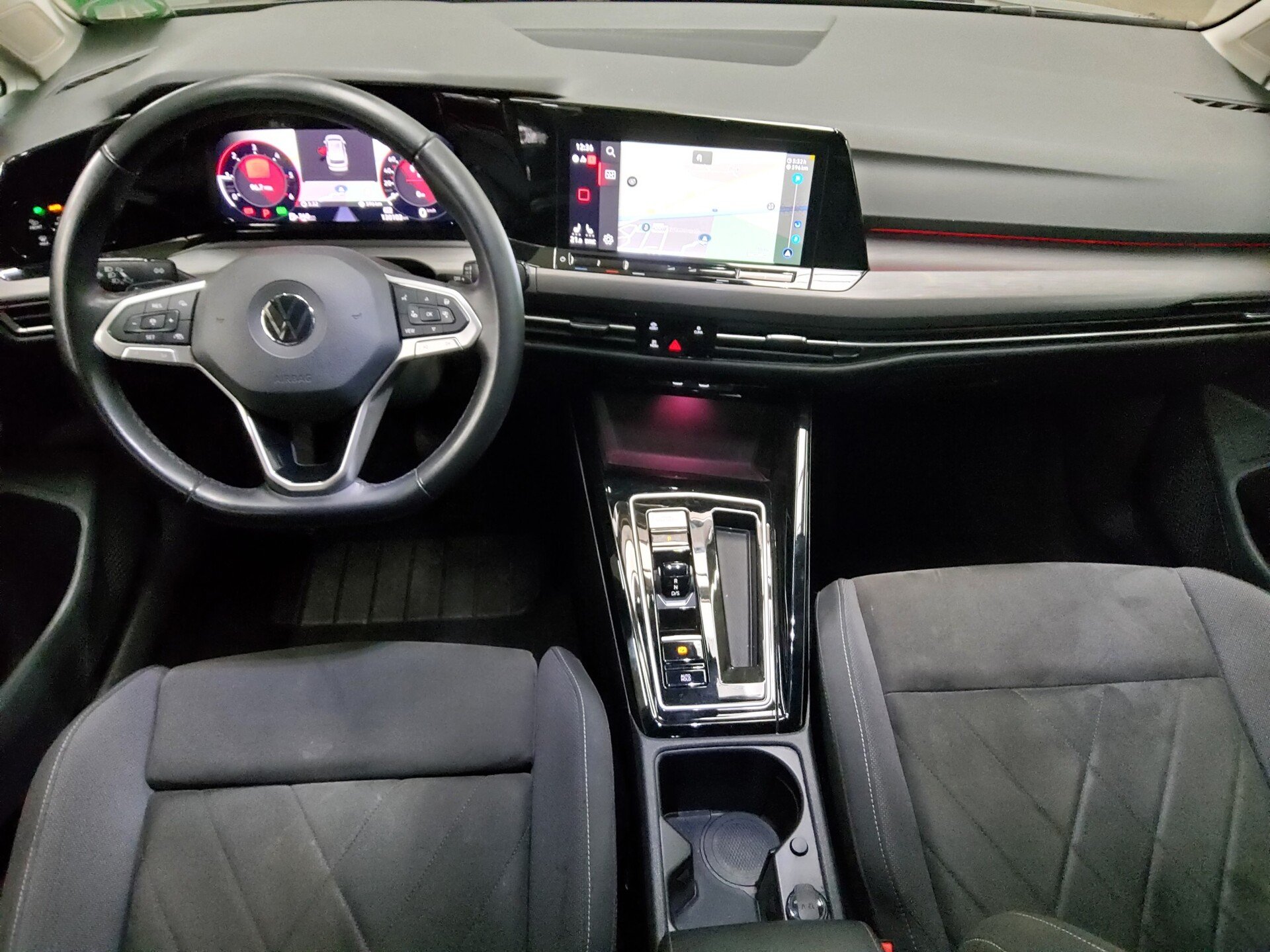 Volkswagen Golf-8 Var. 2.0 TDI Style Navi LED+ DC AHK 5