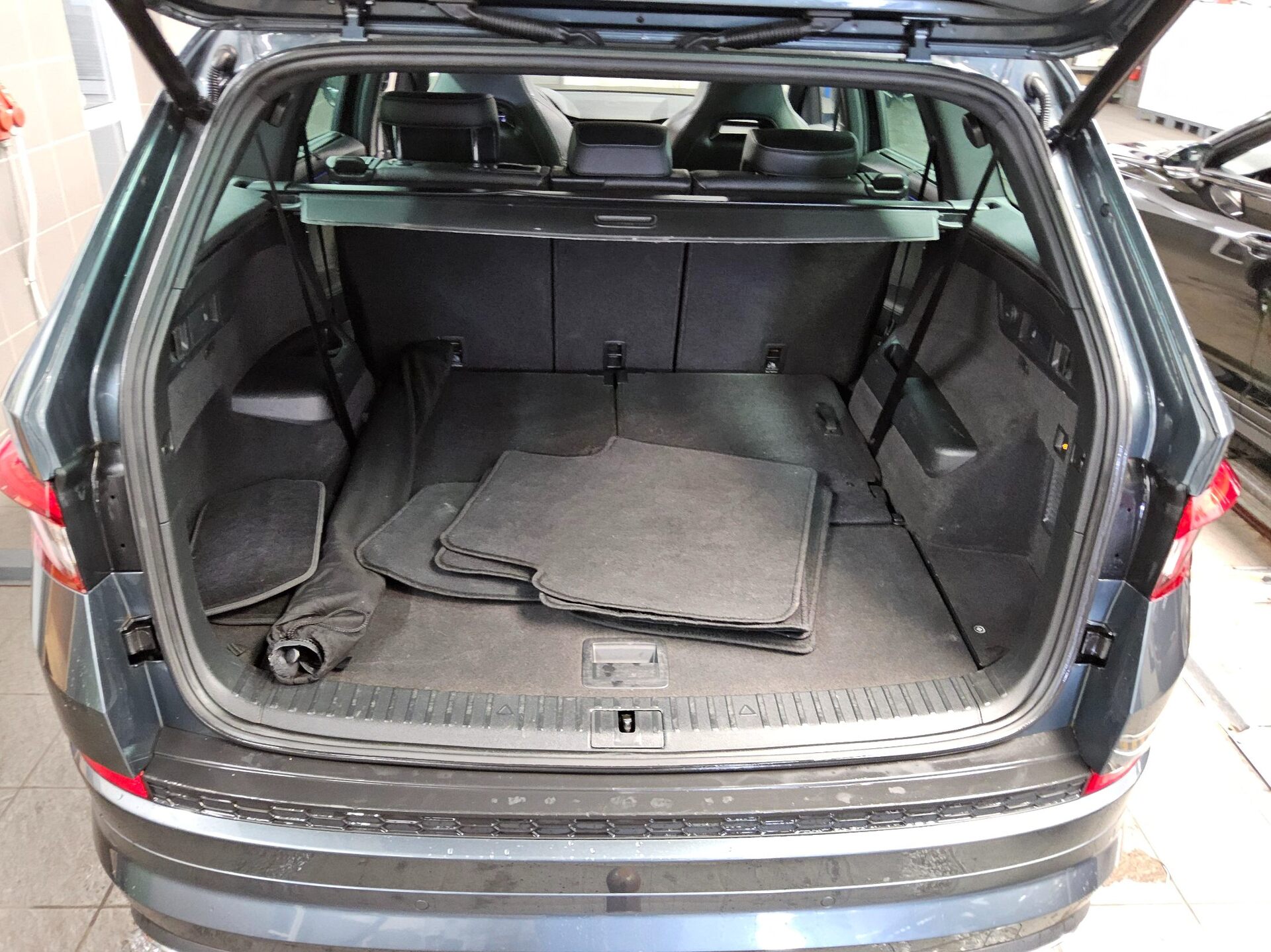 Skoda Kodiaq 2.0 TDI SportLine 7-Sitzer Navi LED vc Pano DCC AHK 360° 12