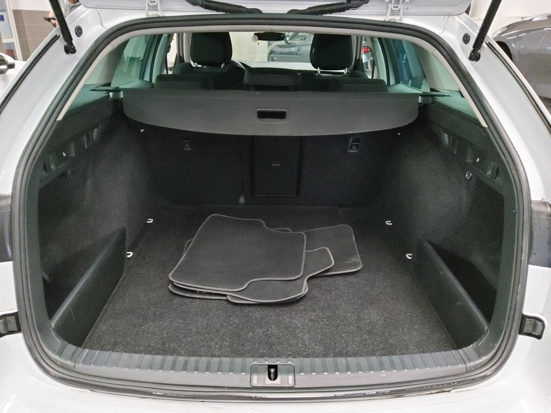 Skoda Octavia Kombi 2.0 TDI Ambition Navi LED vc RfK 12