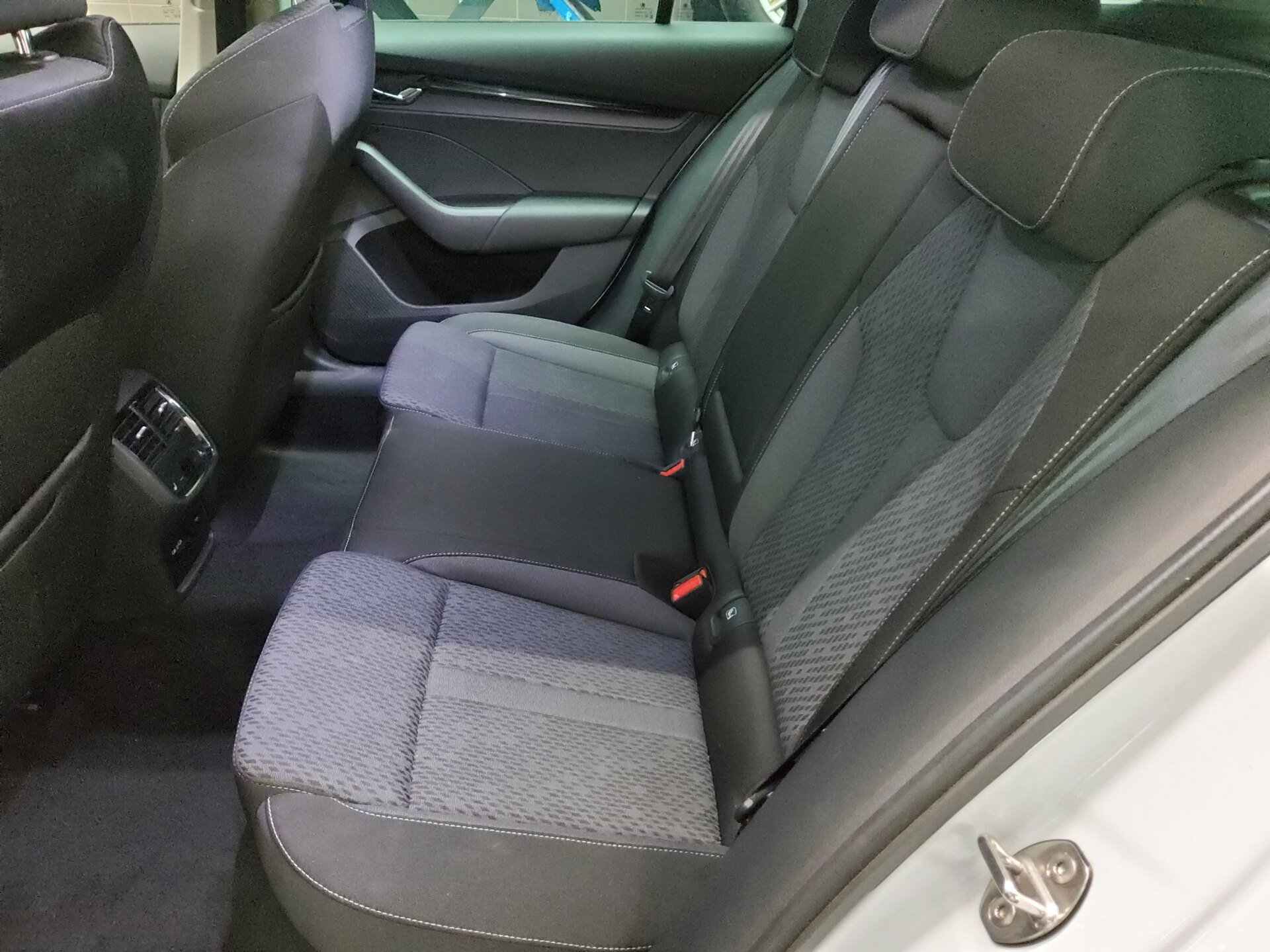Skoda Octavia Kombi 2.0 TDI Ambition Navi LED Shz RFK 13