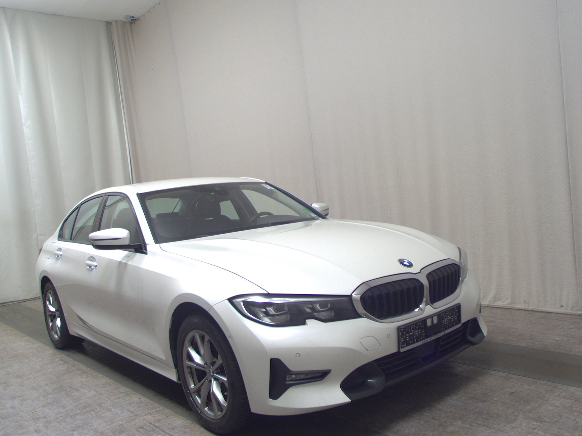 BMW 320dA Sport-Line Navi LED HiFi ACC PDC Shz 3