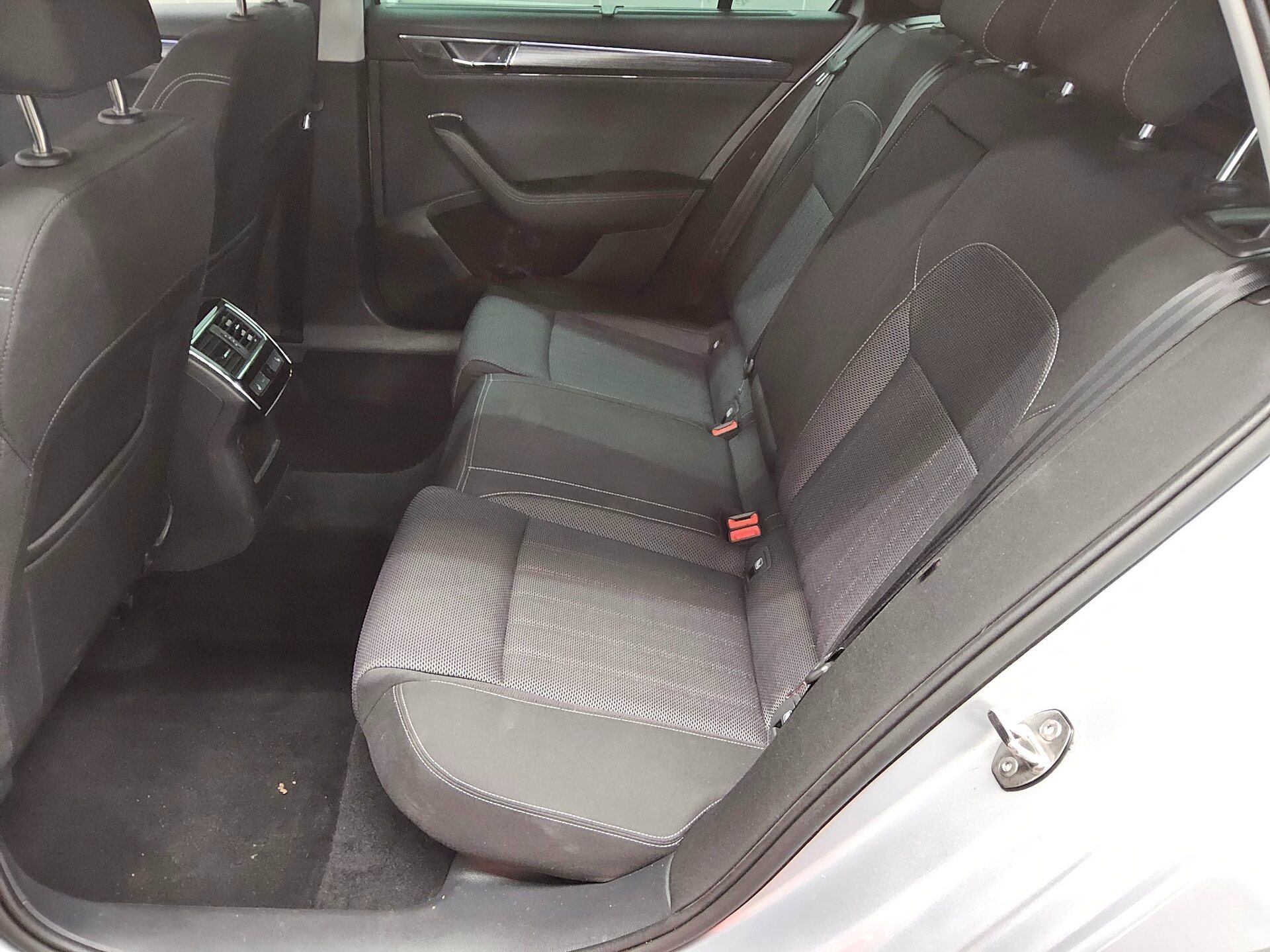 Skoda Superb Kombi 2.0 TDI Style Navi LED vc 360° ACC 13