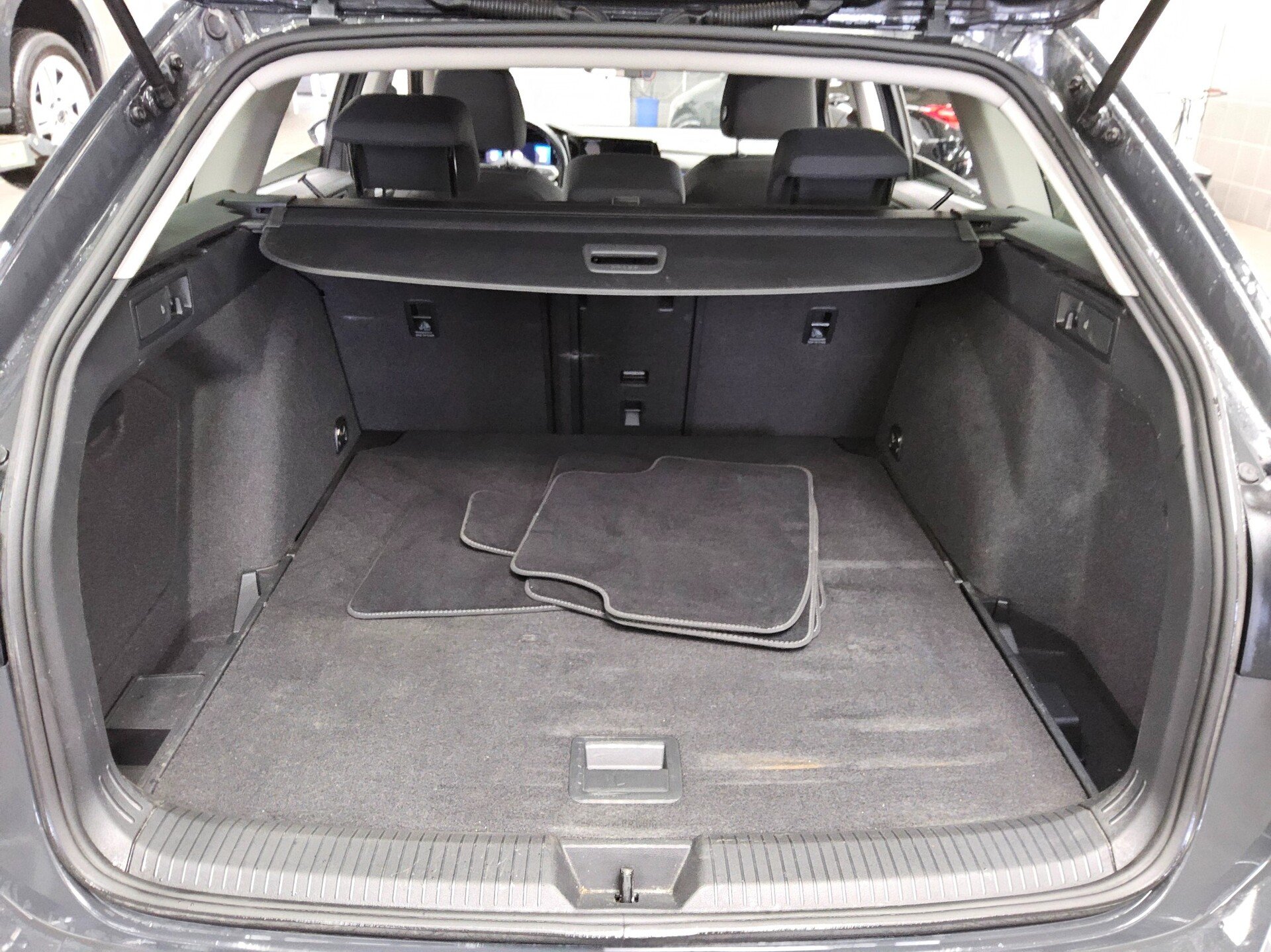 Volkswagen Golf-8 Var. 2.0 TDI Life Navi LED DC ACC PDC Shz 12
