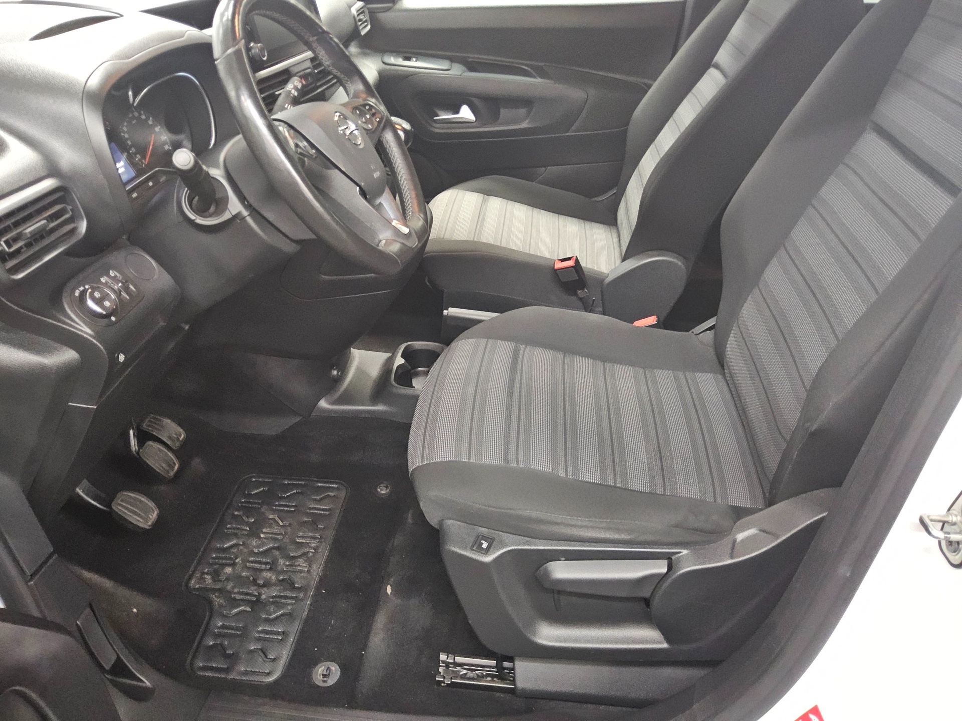 Opel Combo Life 1.5 D Edition AHK PDC SHZ DAB 8