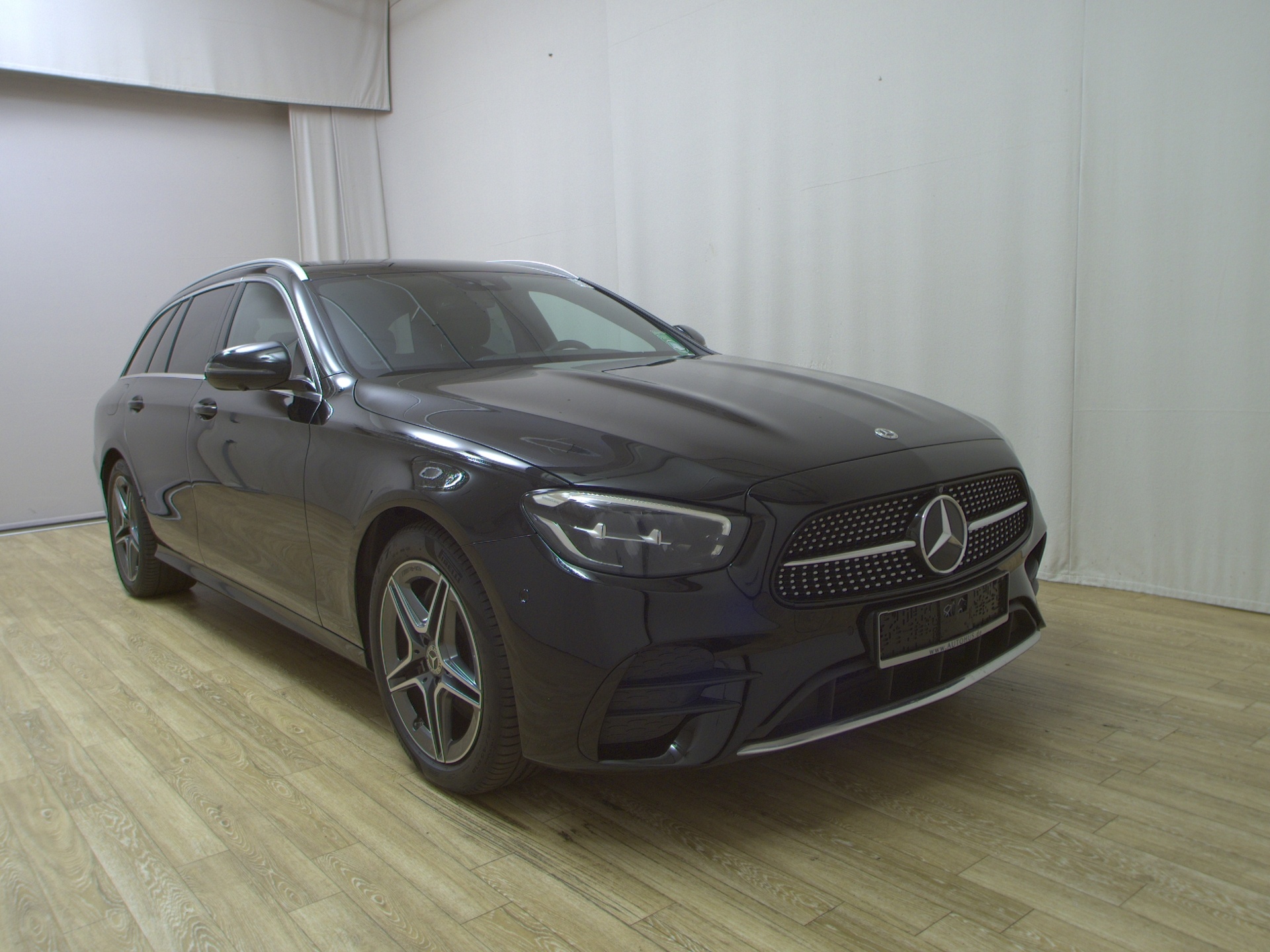 Mercedes-Benz E 220 T d AMG-Line Navi LED Shz AHK 360° 3