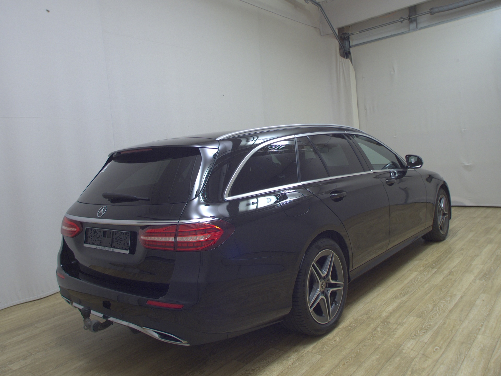Mercedes-Benz E 220 T d AMG-Line Navi LED Shz AHK 360° 4