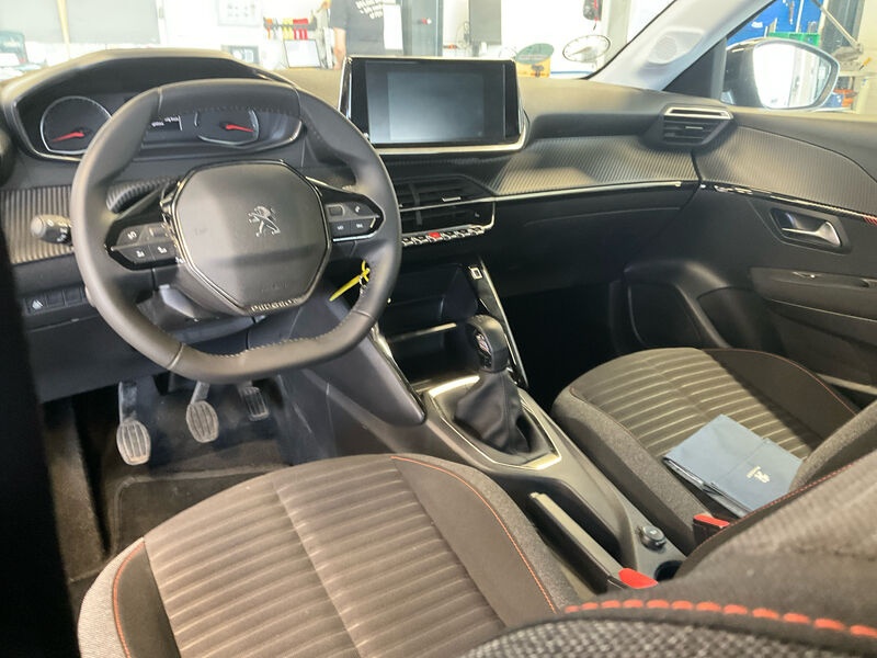 Peugeot 208 1.2 PureTech LED SHZ PDC 5