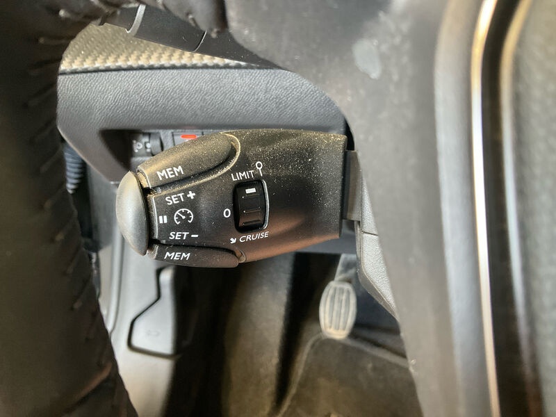 Peugeot 208 1.2 PureTech LED SHZ PDC 9