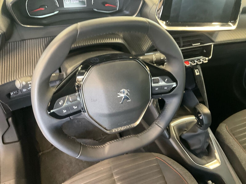 Peugeot 208 1.2 PureTech LED SHZ PDC 6