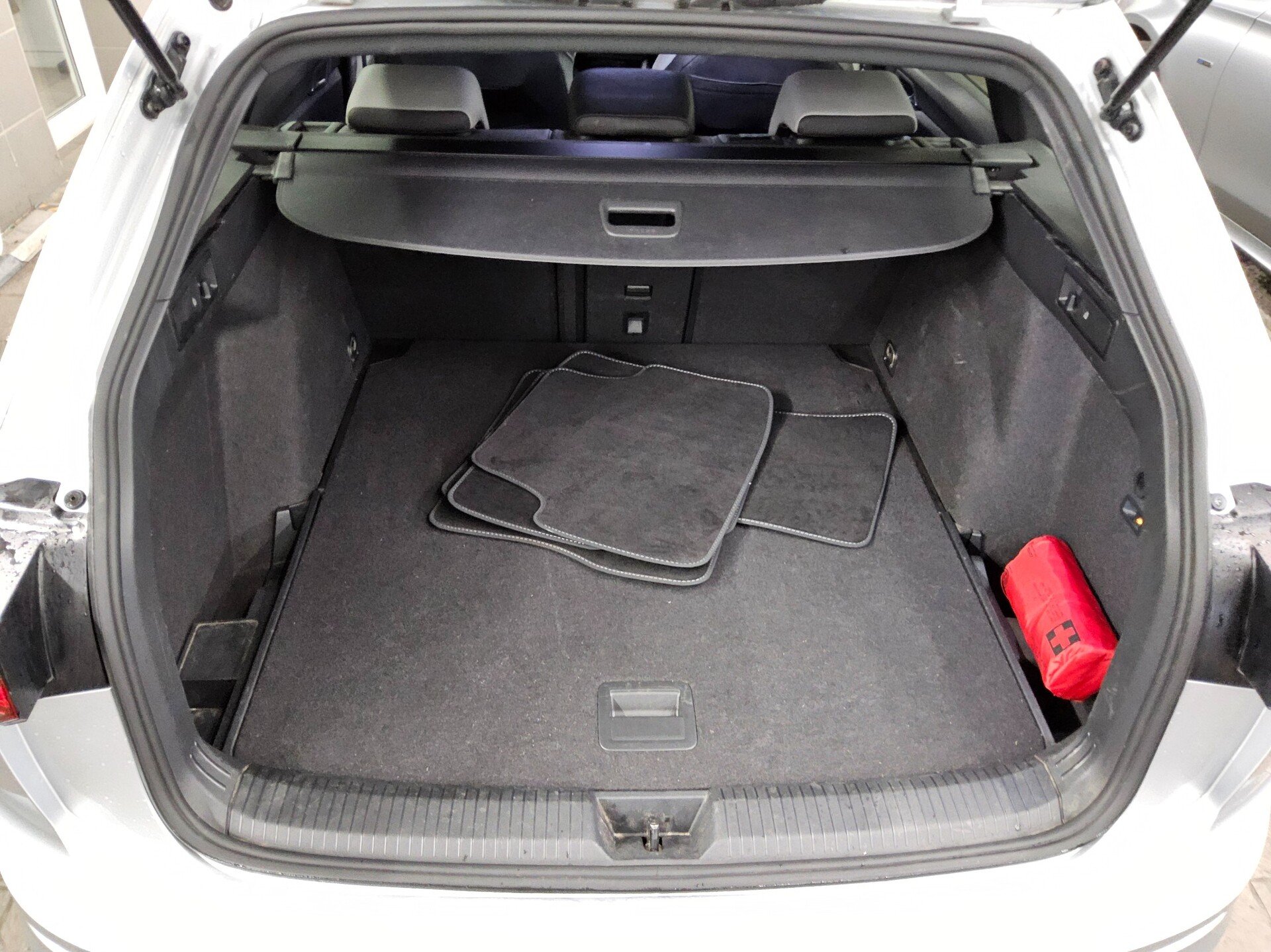 Volkswagen Golf-8 Var. 2.0 TDI R-Line Navi DC LED StHzg AHK 12
