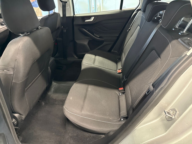Ford Focus Turnier 1.5 EB Titanium Navi LED AHK 7