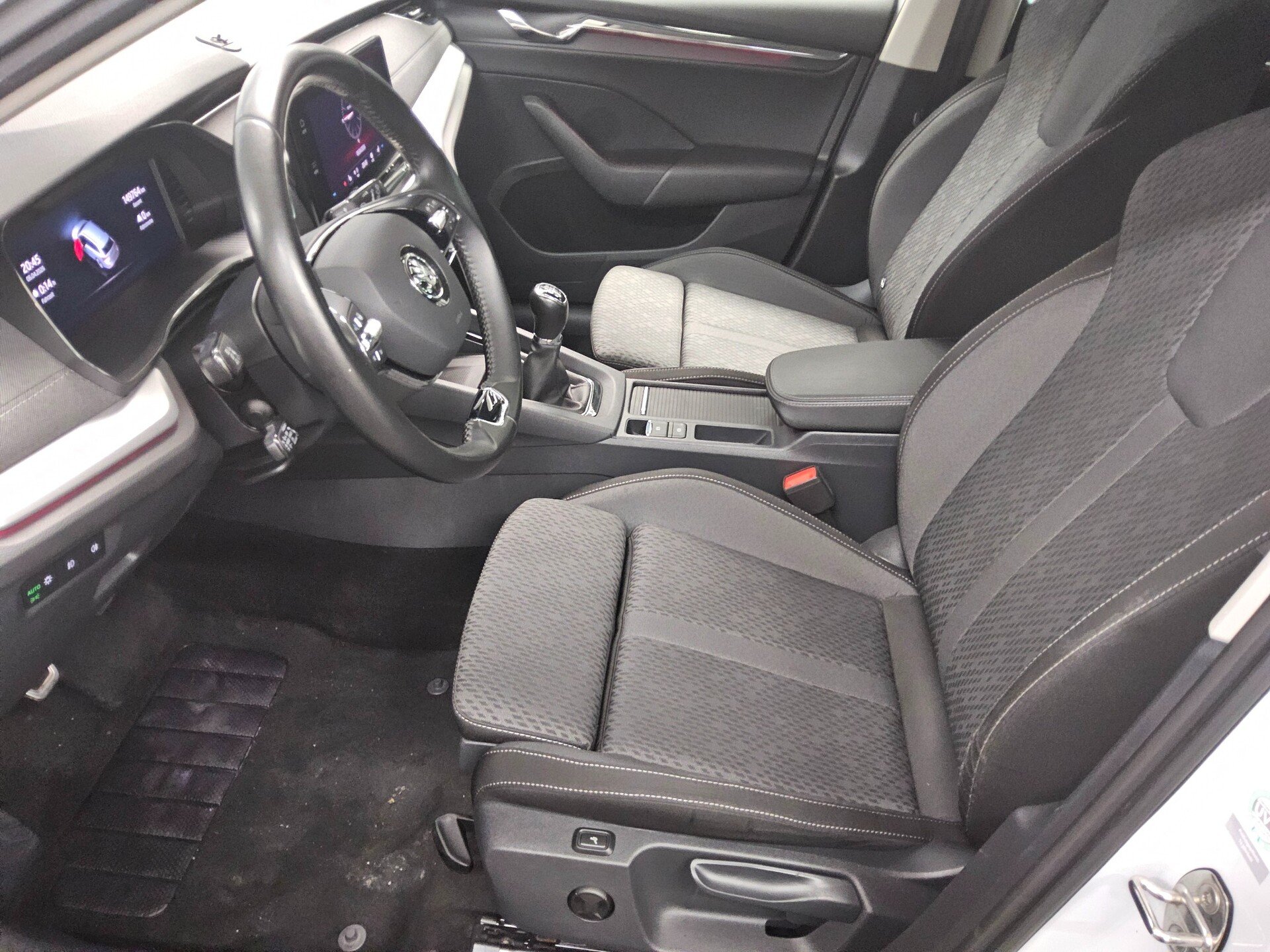 Skoda Octavia Kombi 2.0 TDI Style Navi LED AID RFK HuD 9