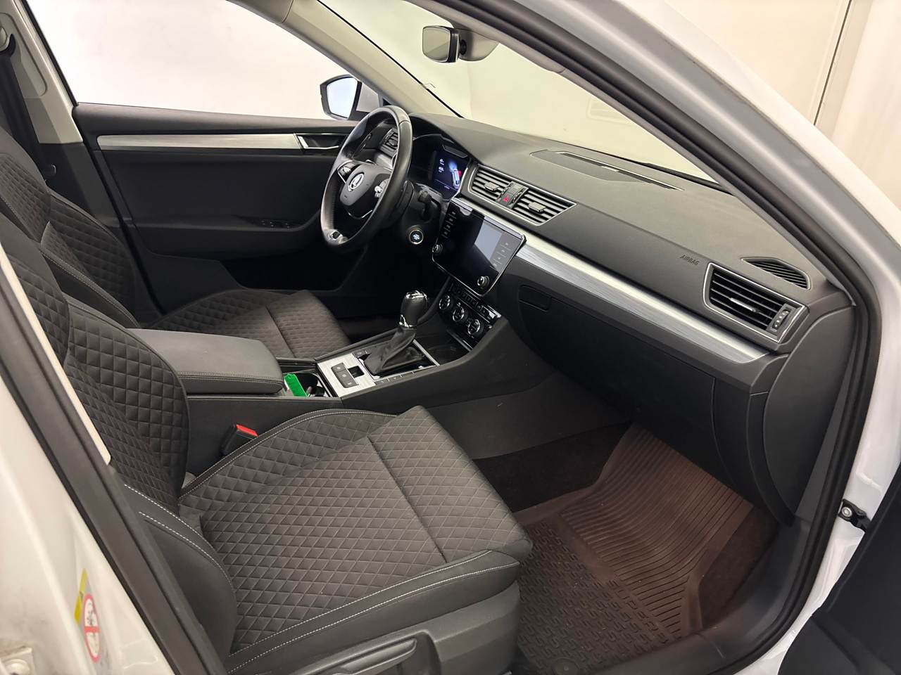 Skoda Superb Kombi 2.0 TDI Ambition NAVI LED PDC ACC 6