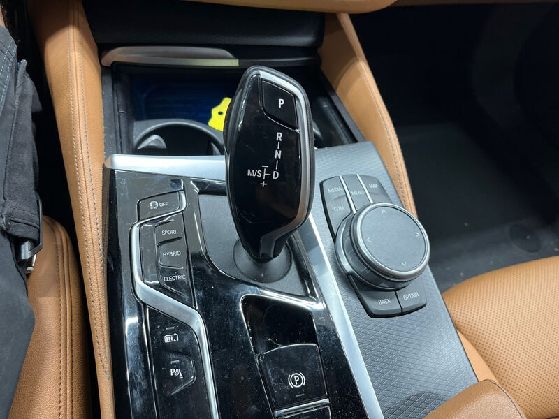 BMW 530e Touring M-Sport T-LEDER SPORTSITZE KLIMAAUT LED RADIO 9