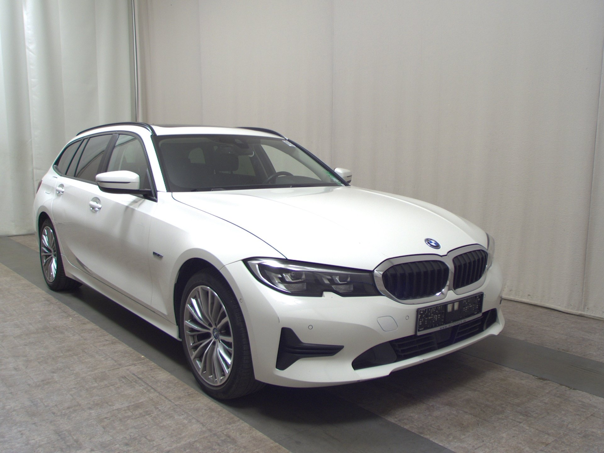 BMW 320e Touring Advantage Navi LED LC Pro Pano 3