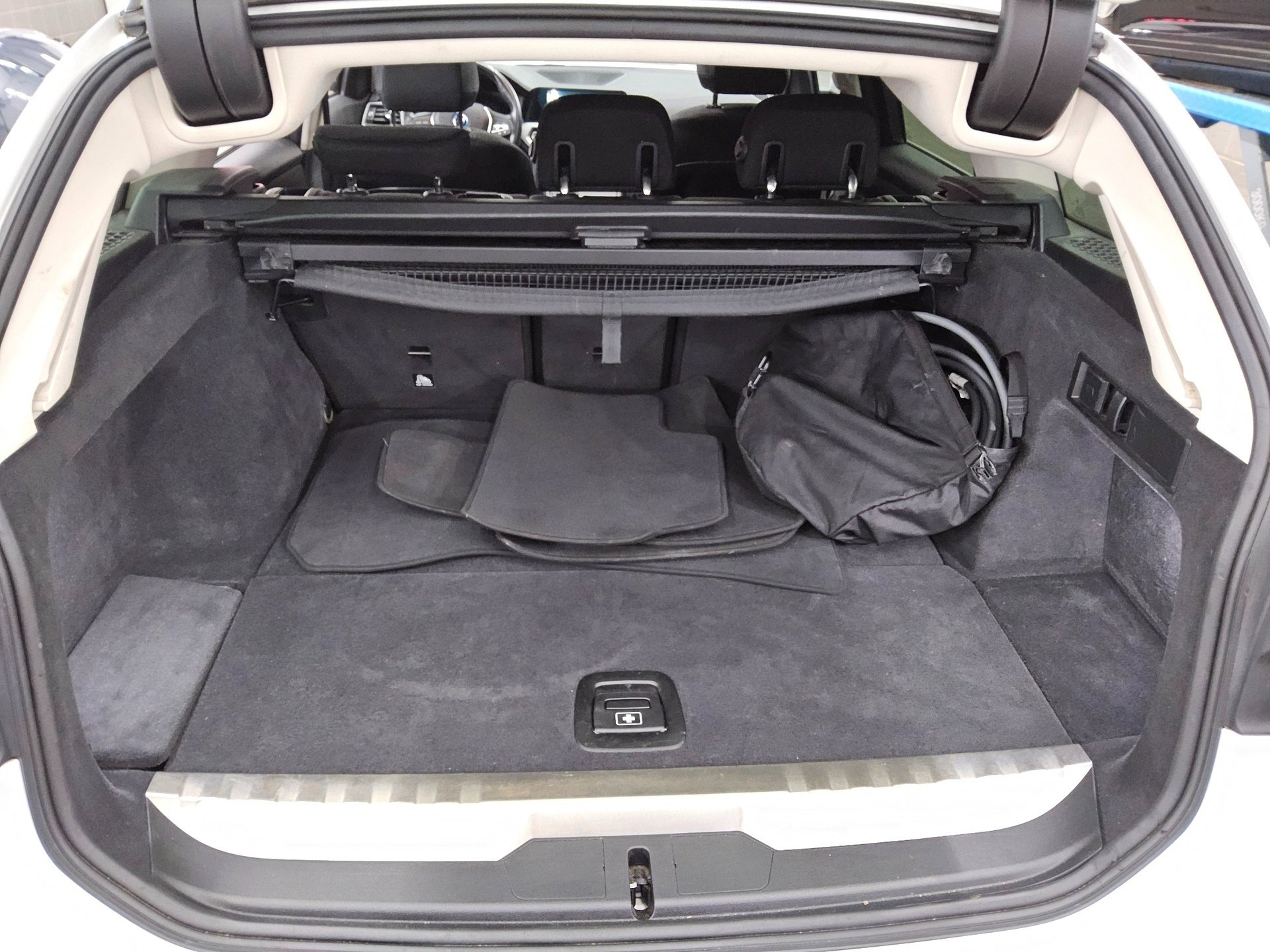 BMW 320e Touring Advantage Navi LED LC Pro Pano 13
