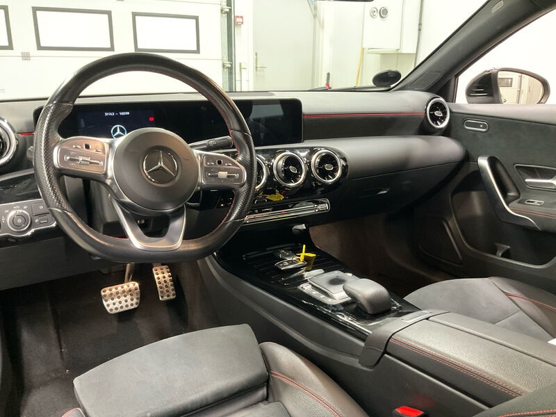 Mercedes-Benz A 220 d AMG-Line T-Leder Navi LED 5