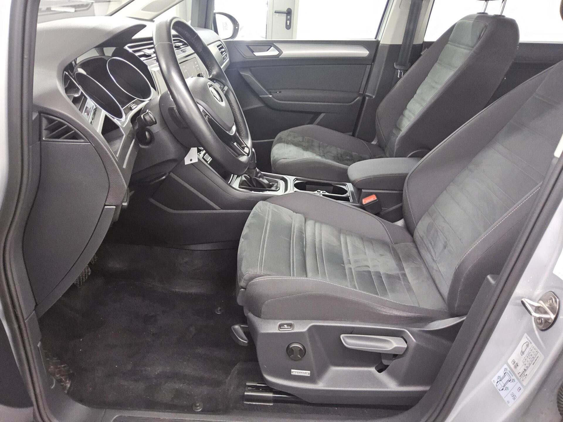 Volkswagen Touran 2.0 TDI Comf. Navi PDC ACC Massage 8