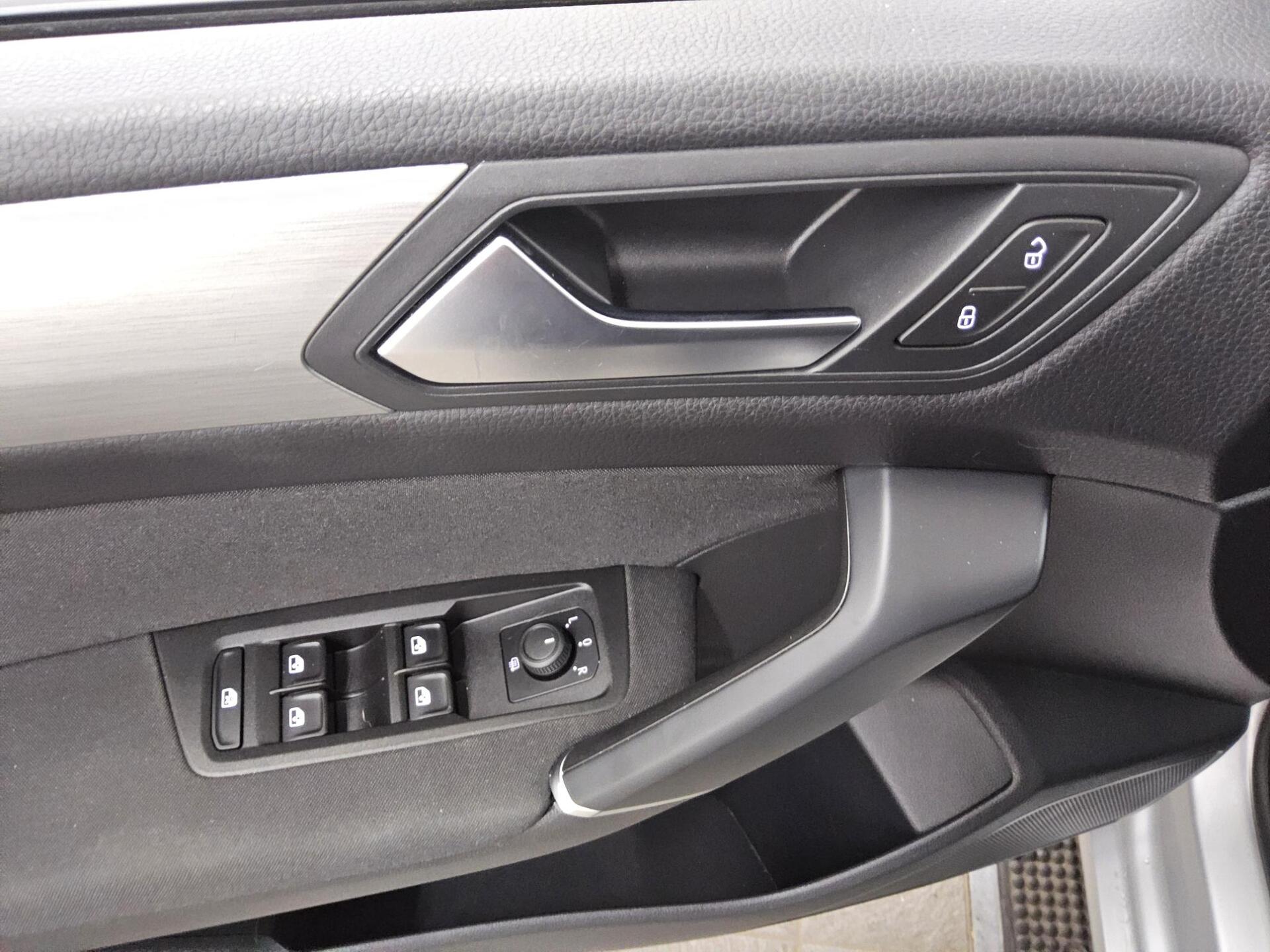 Volkswagen Touran 2.0 TDI Comf. Navi PDC ACC Massage 9