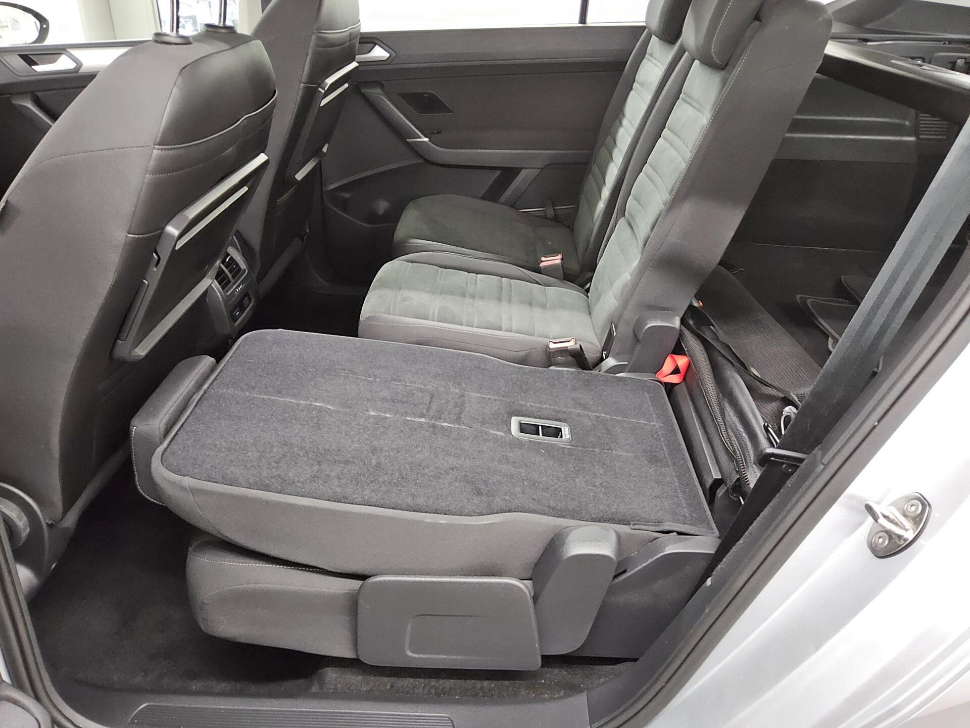 Volkswagen Touran 2.0 TDI Comf. Navi PDC ACC Massage 12