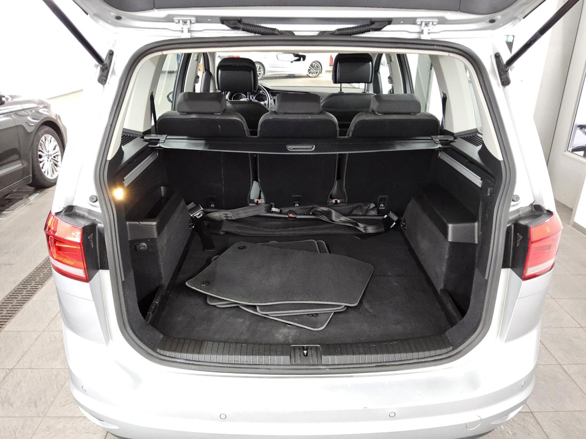 Volkswagen Touran 2.0 TDI Comf. Navi PDC ACC Massage 11