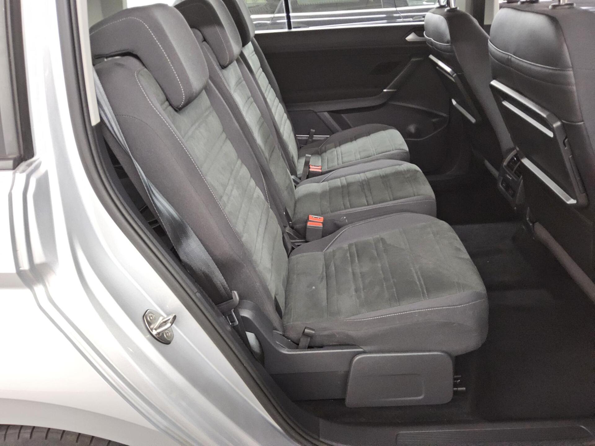 Volkswagen Touran 2.0 TDI Comf. Navi PDC ACC Massage 13