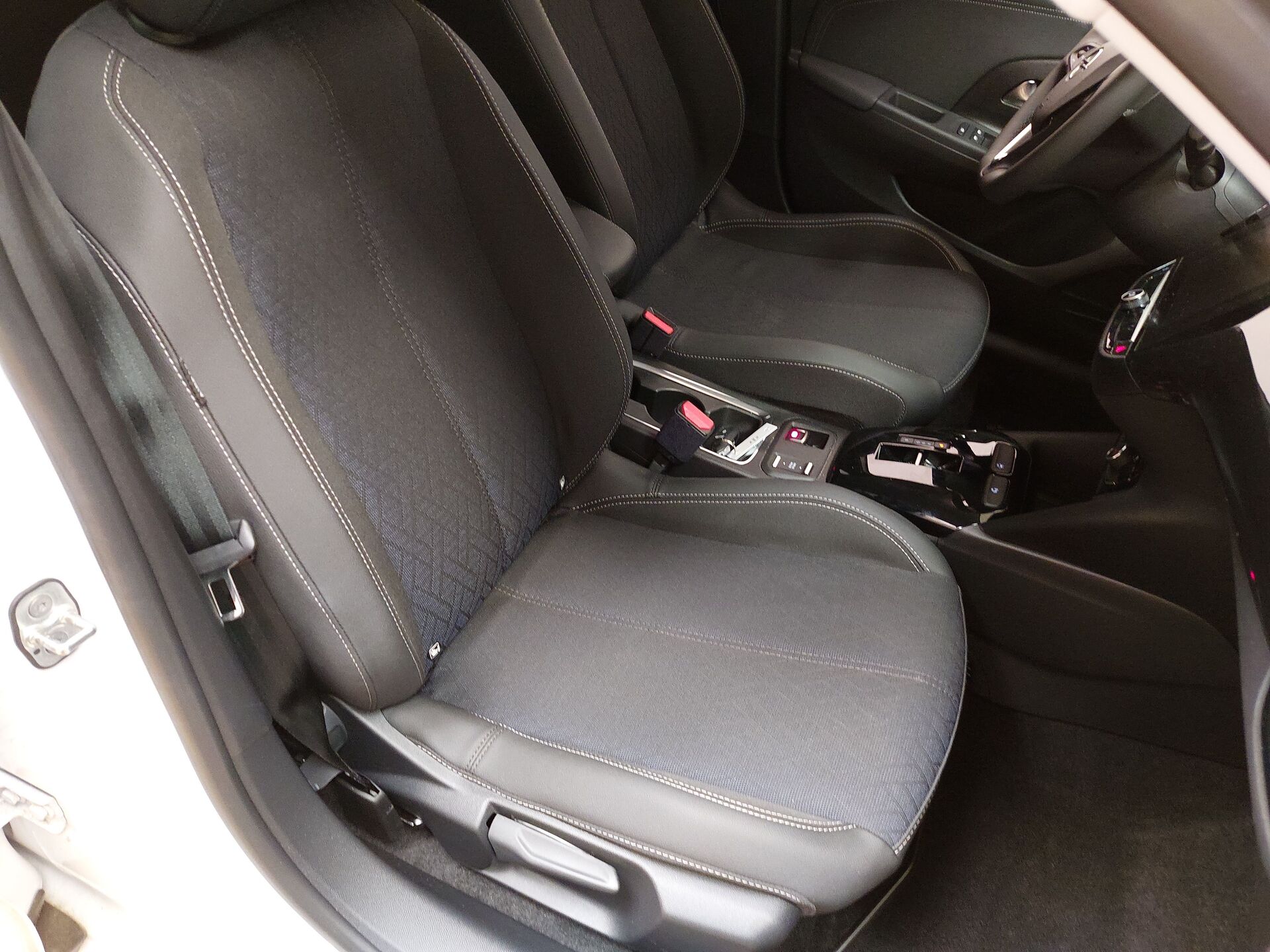 Opel Corsa-e Elegance KLIMAAUT LED SHZ RFK 180° 11
