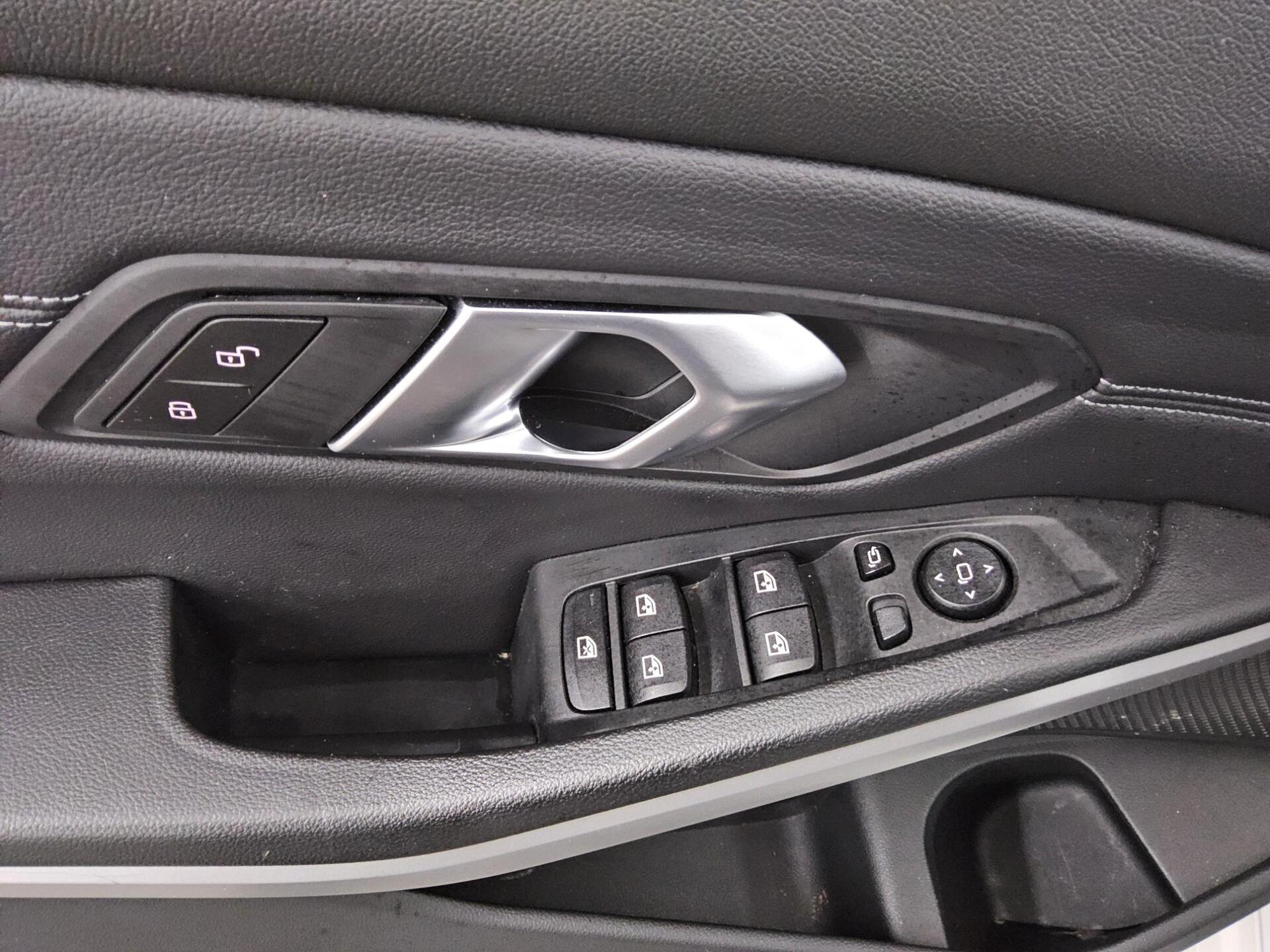 BMW 320dA Navi LED Shz LCPro. HiFi Leder 10