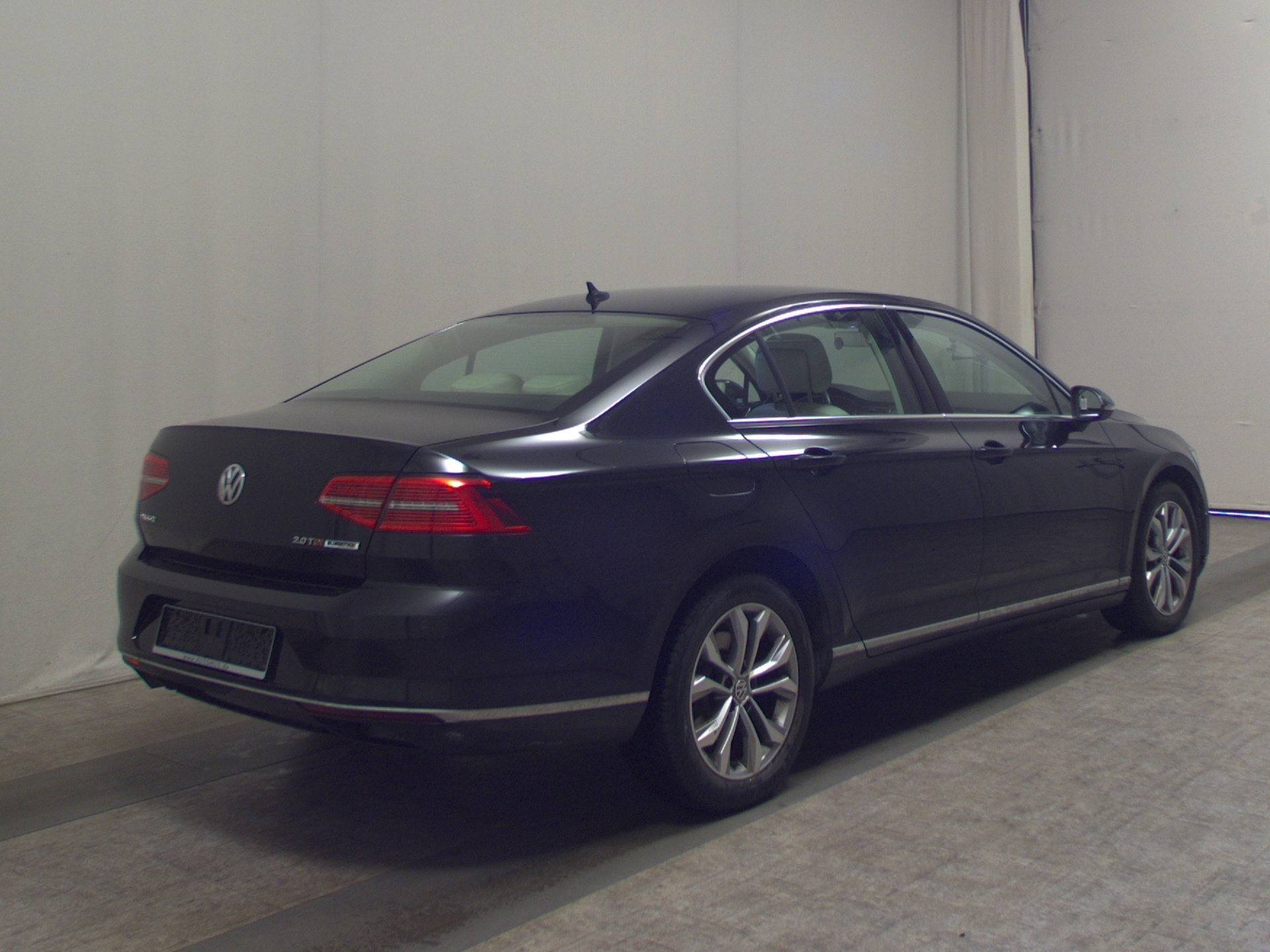 Volkswagen Passat 2.0 TDI Highline Navi LED AID ACC PDC Shz 4