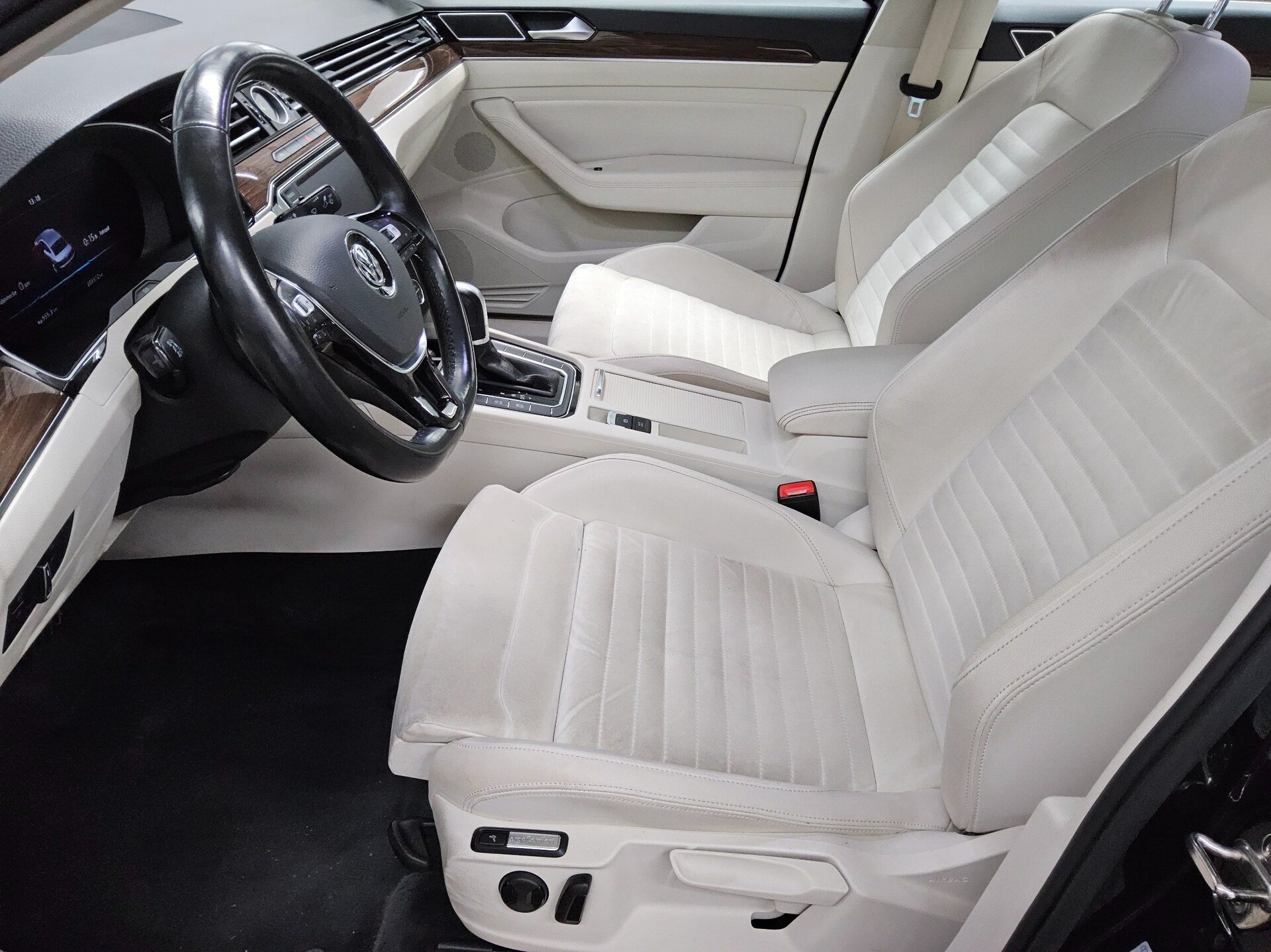 Volkswagen Passat 2.0 TDI Highline Navi LED AID ACC PDC Shz 9