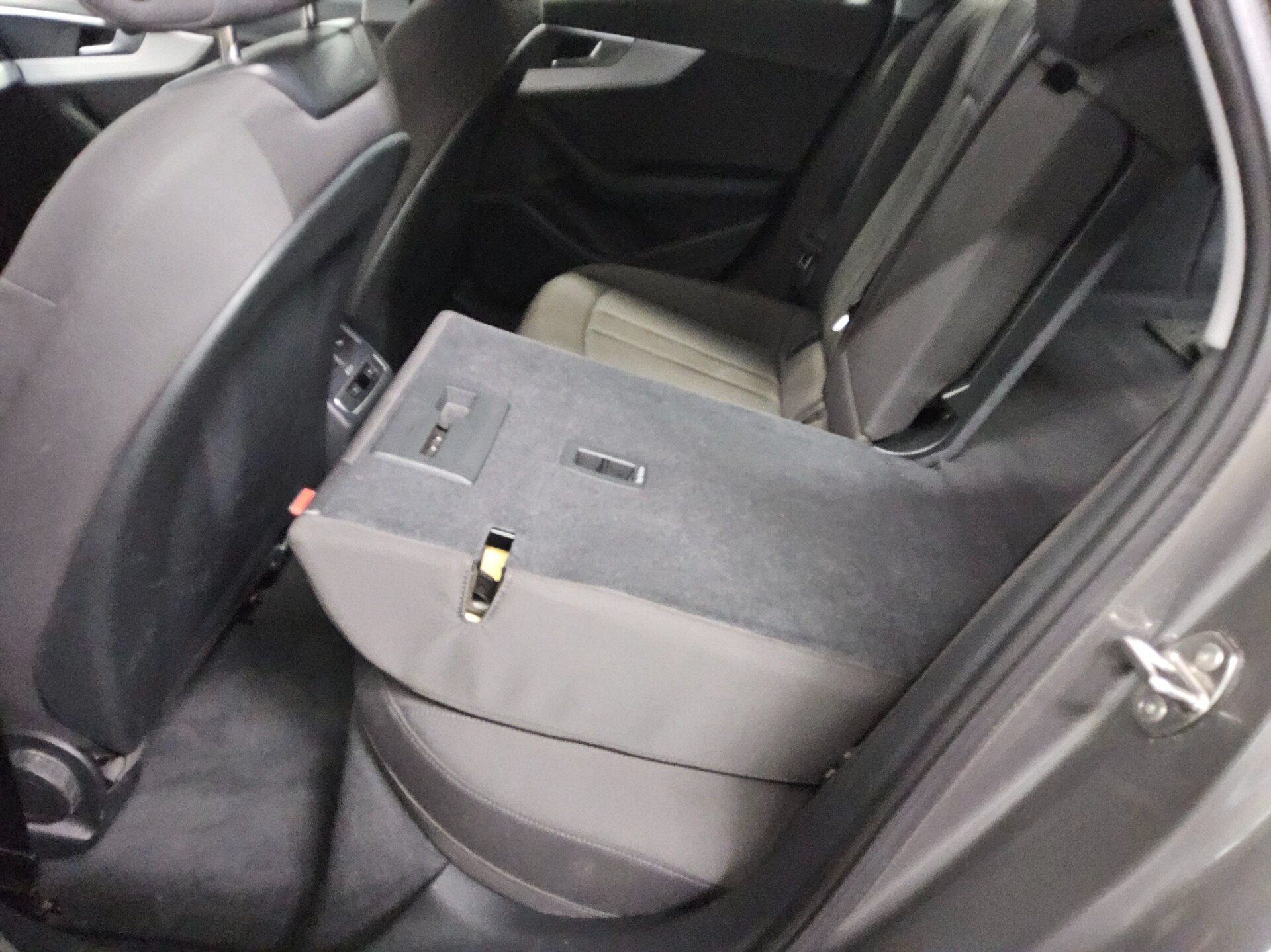 Audi A4 Avant 40 TFSI advanced Navi LED PDC 12