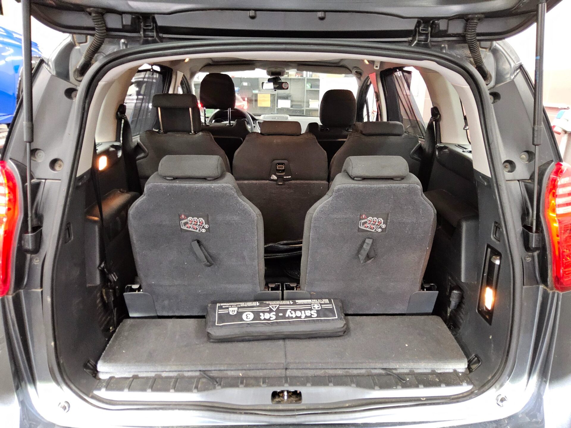 Peugeot 5008 1.6 HDi Active 7-Sitzer Pano AHK 12