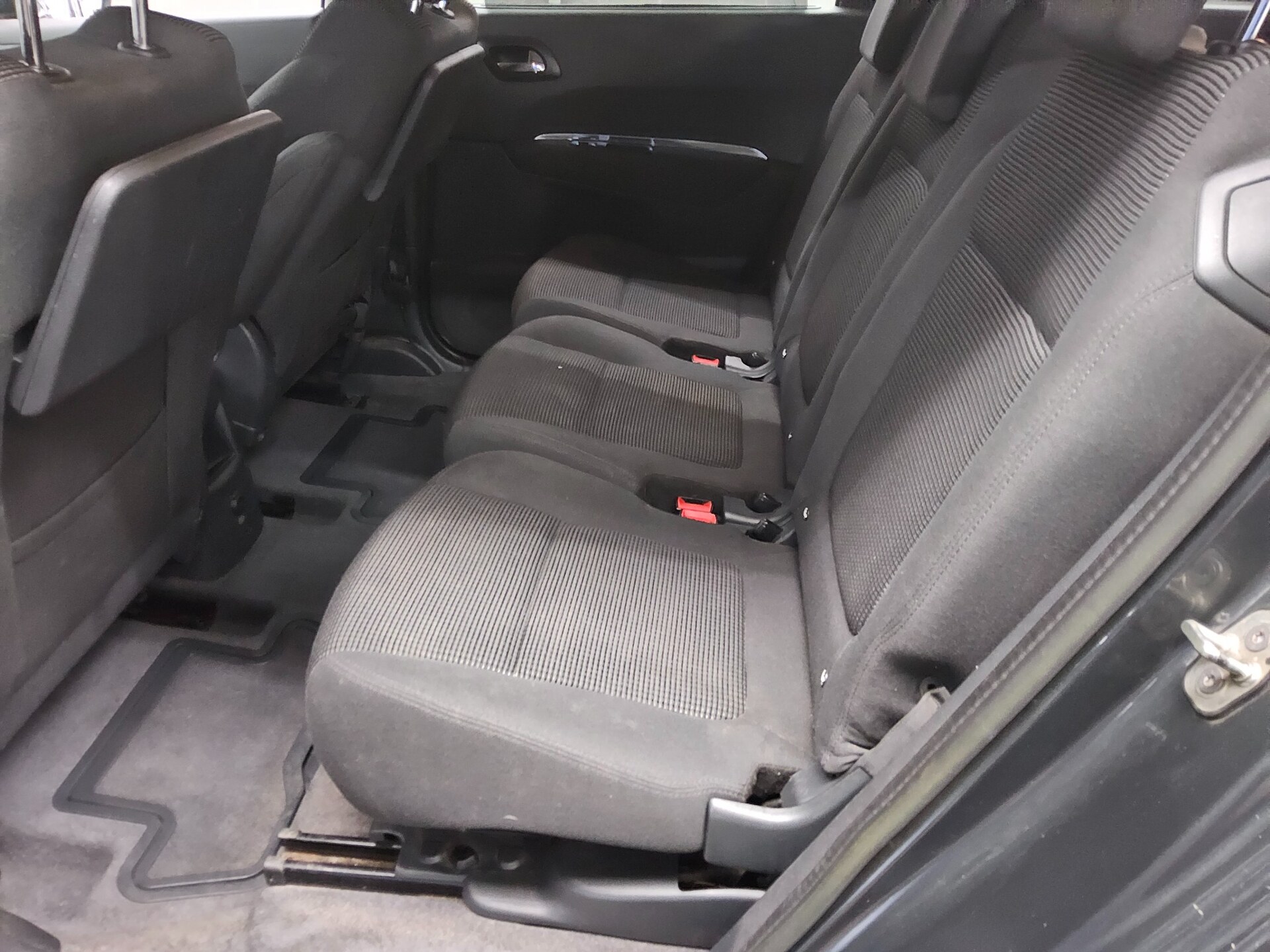Peugeot 5008 1.6 HDi Active 7-Sitzer Pano AHK 13