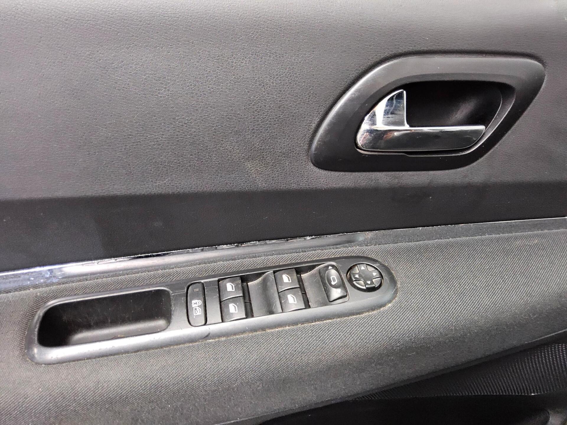 Peugeot 5008 1.6 HDi Active 7-Sitzer Pano AHK 9