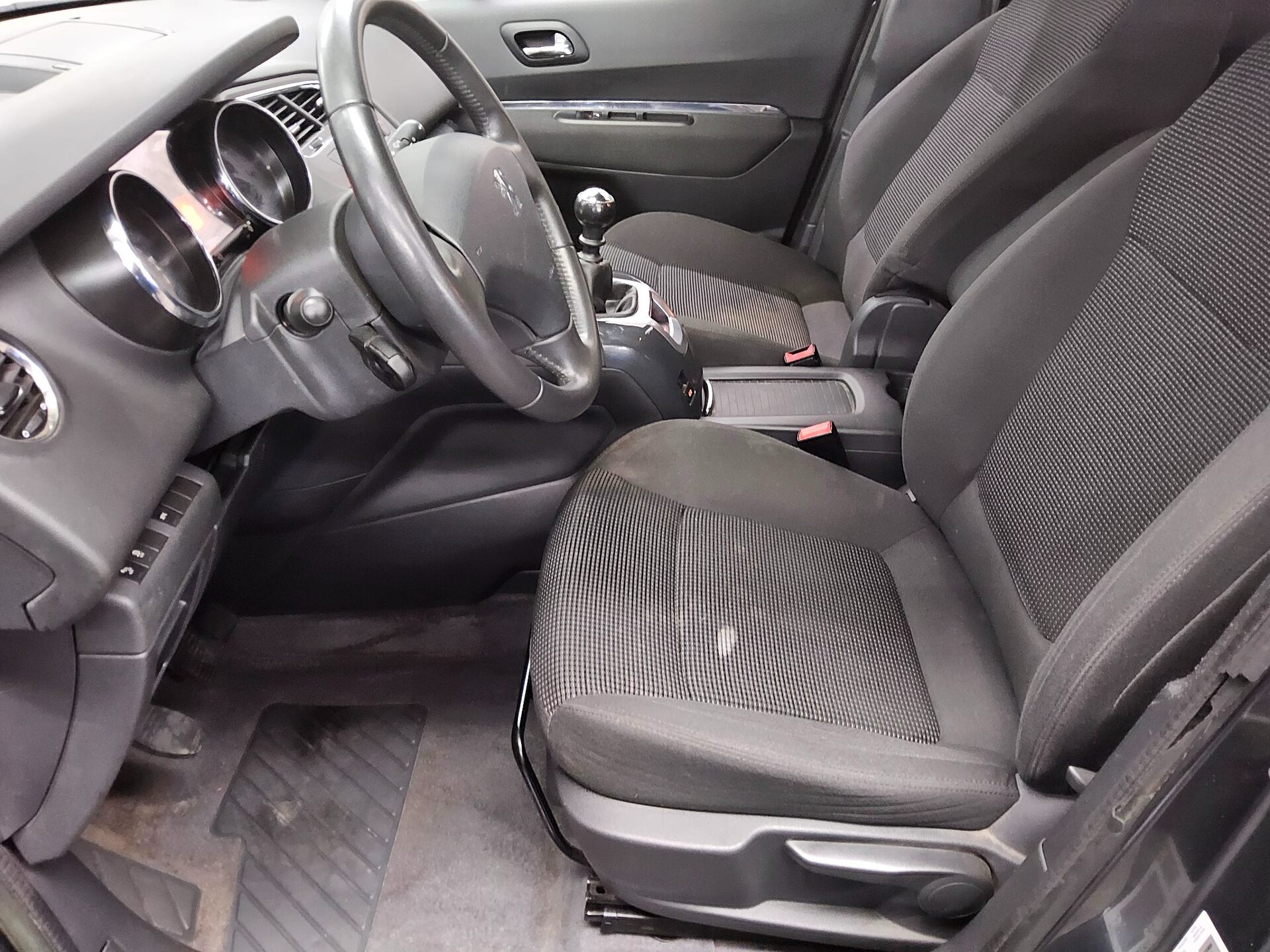 Peugeot 5008 1.6 HDi Active 7-Sitzer Pano AHK 8