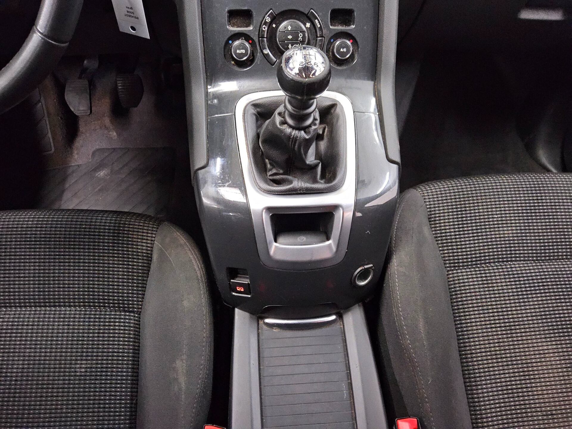 Peugeot 5008 1.6 HDi Active 7-Sitzer Pano AHK 6