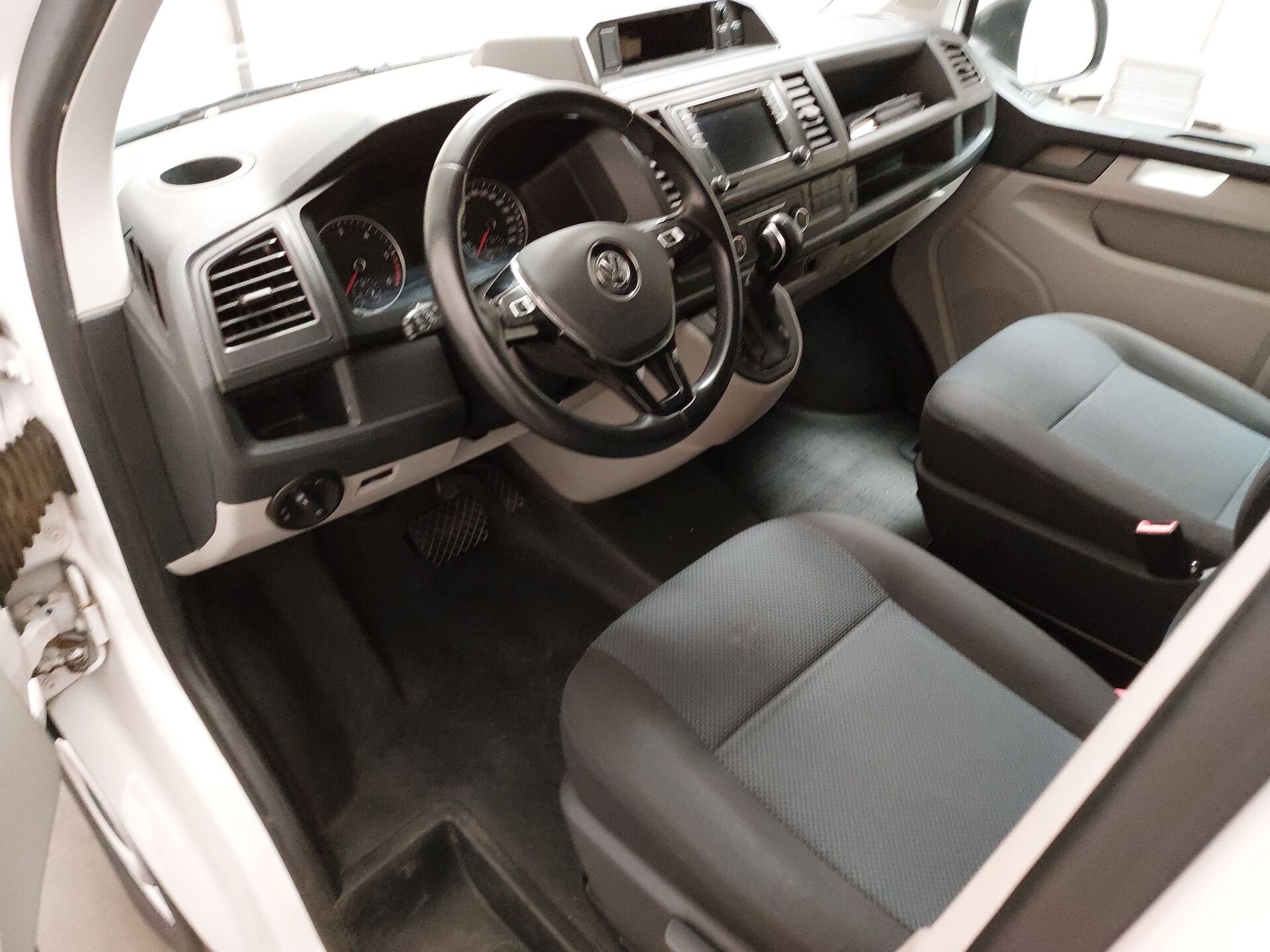 Volkswagen T6 Transporter NAVI KLIMAAUT SHZ PDC AHK 8
