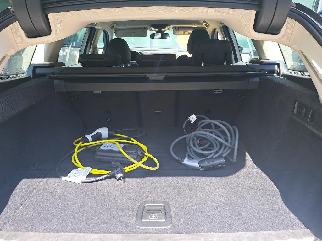 BMW 330e LEDER LED Navi LC Prof. 11
