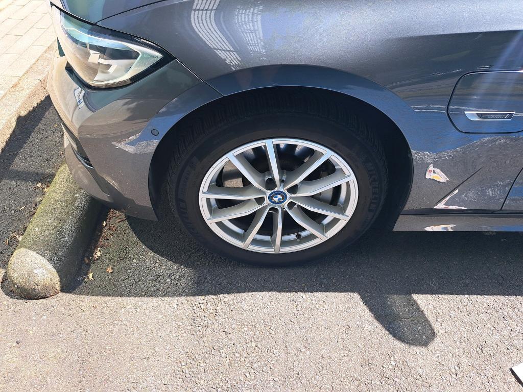 BMW 330e LEDER LED Navi LC Prof. 12