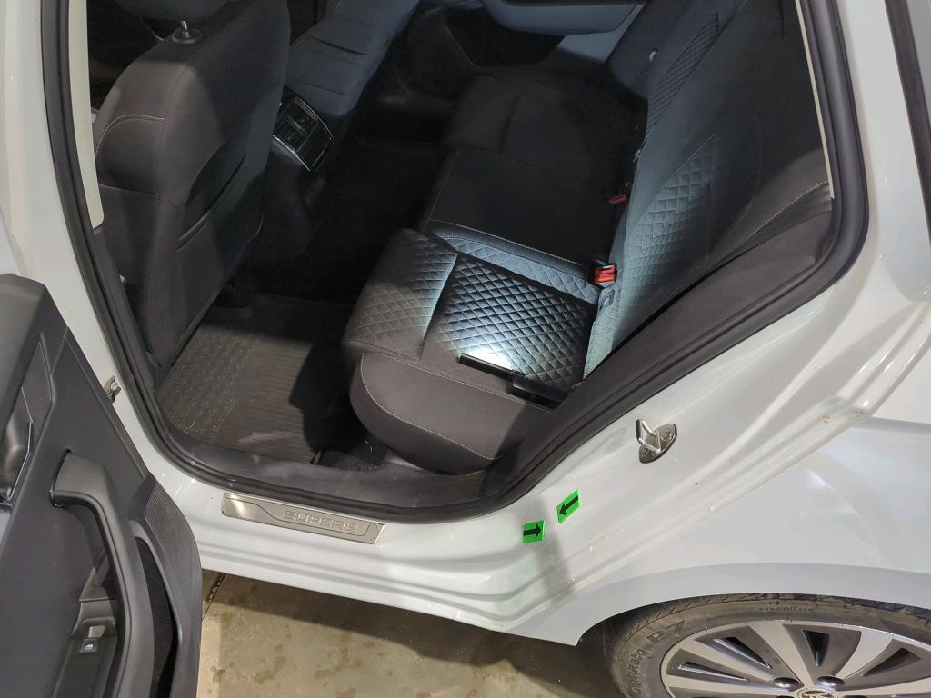 Skoda Superb Kombi 2.0 TDI Ambition NAVI LED PDC AHK 10