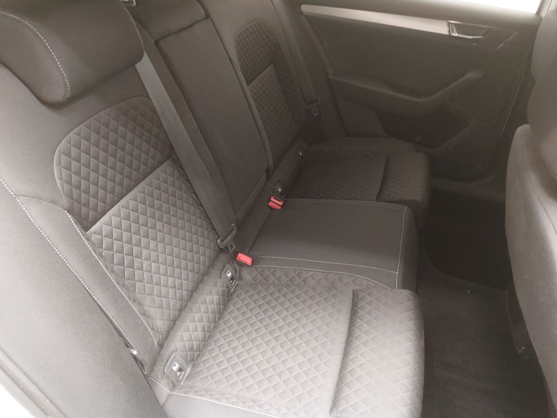 Skoda 2.0 TDI 2.0 TDI Ambition NAVI LED DC Sound 17