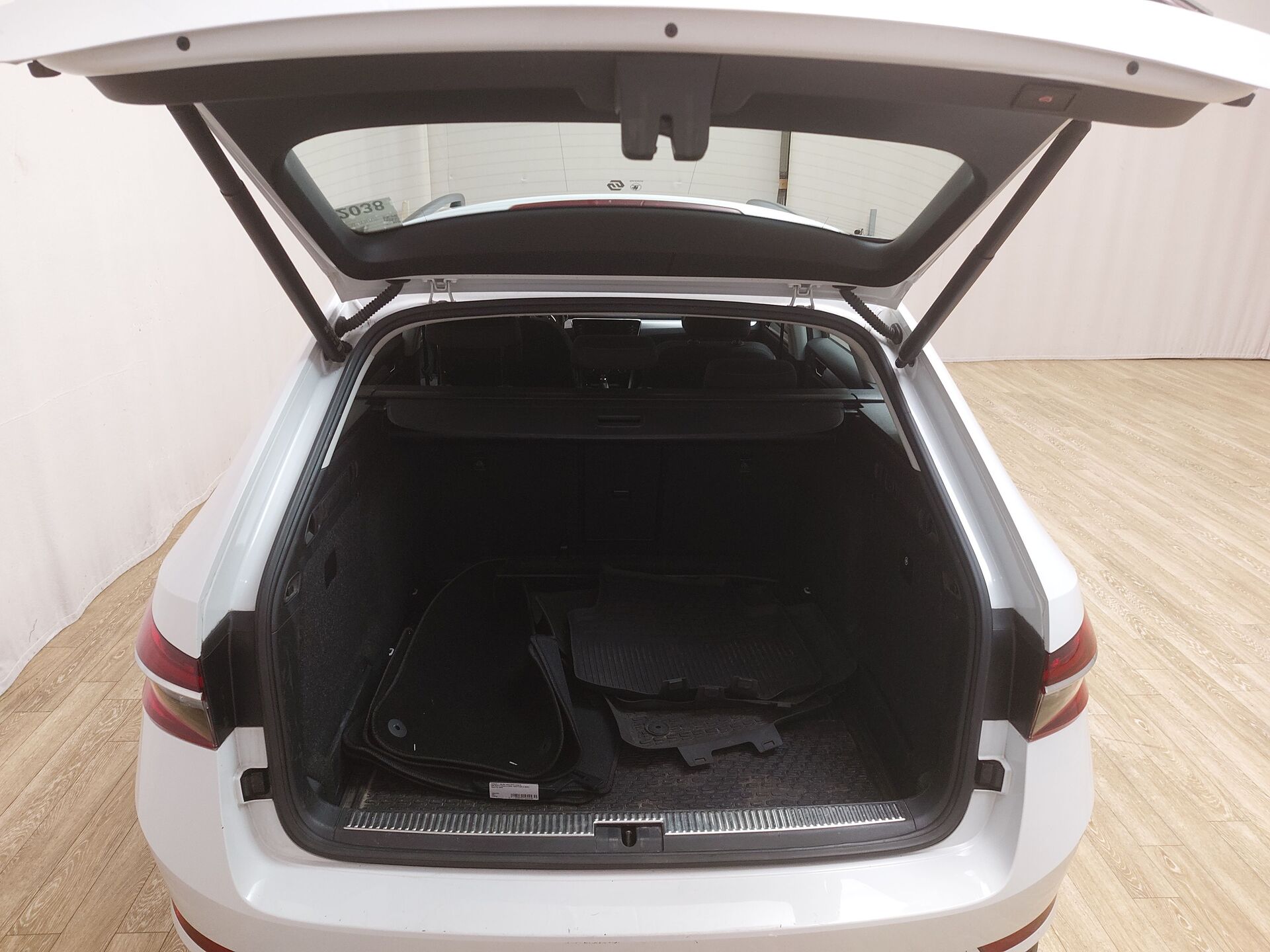 Skoda 2.0 TDI 2.0 TDI Ambition NAVI LED DC Sound 19
