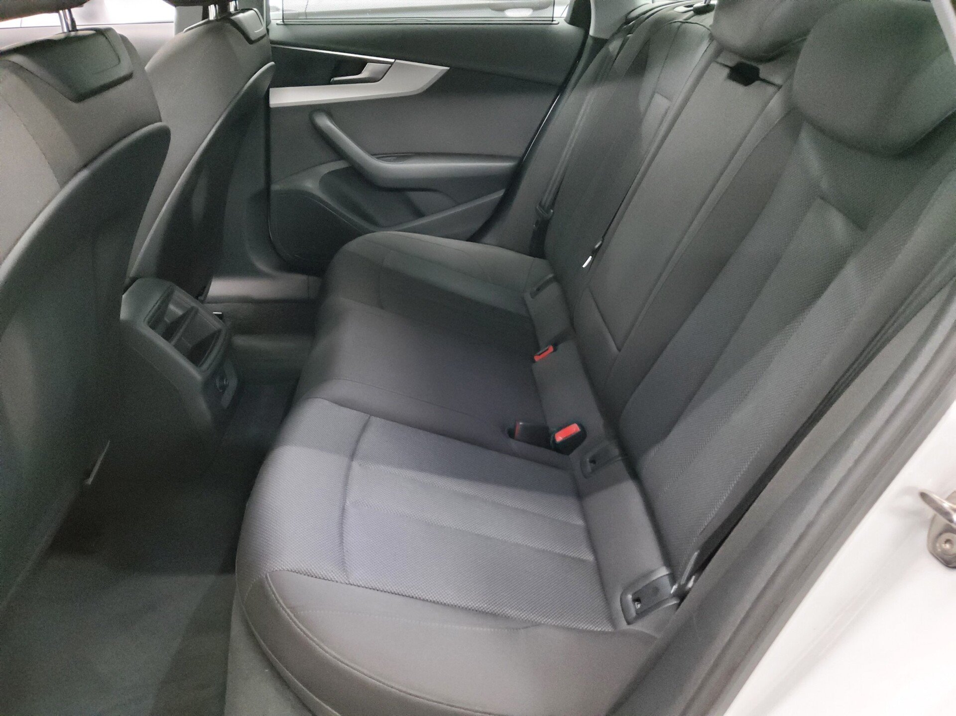Audi A4 Avant 30 TDI Navi+ LED PDC ACC 13