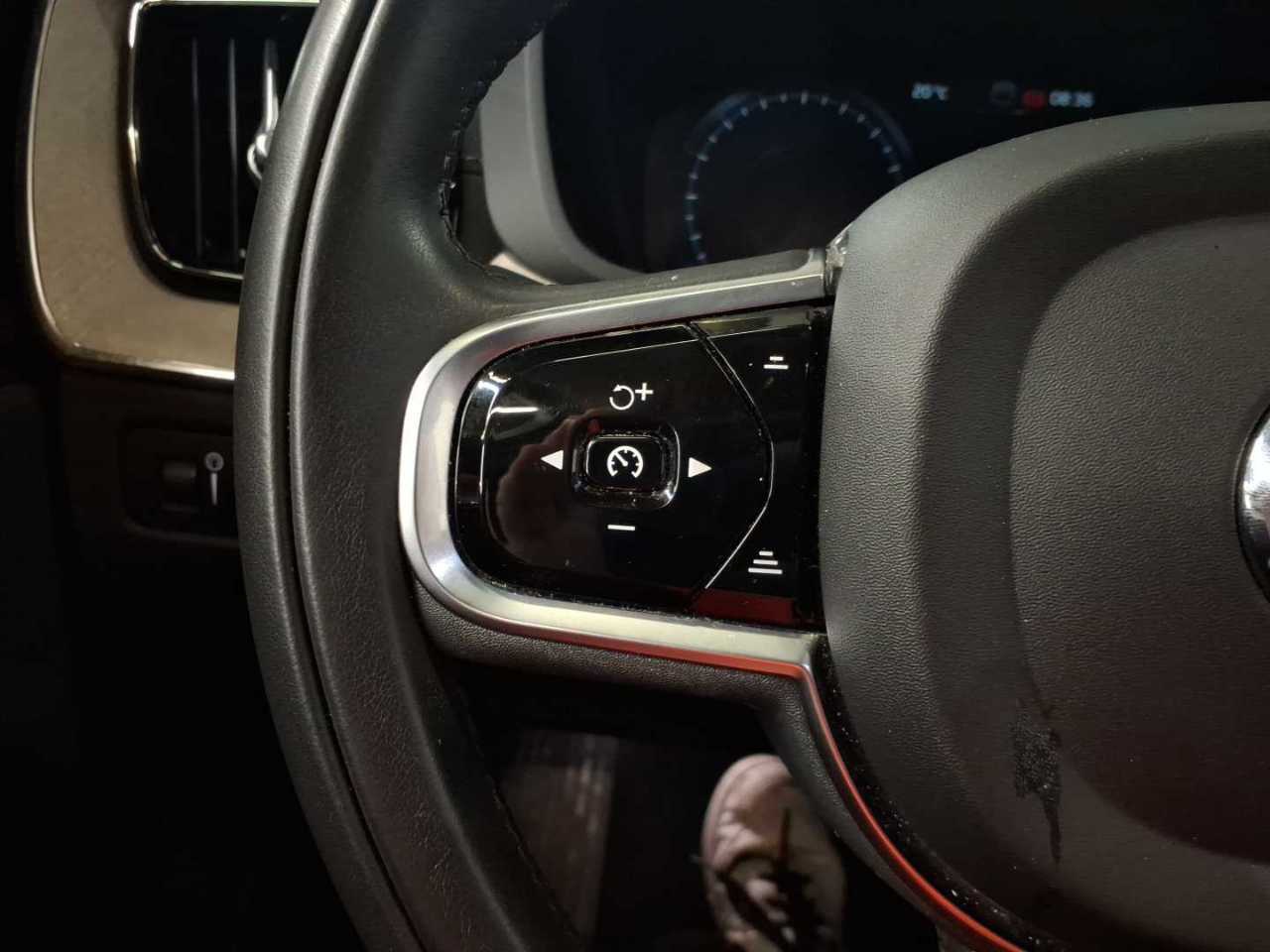 Volvo XC60 T6 AWD Inscription LEDER NAVI LED PANO SHZ 10
