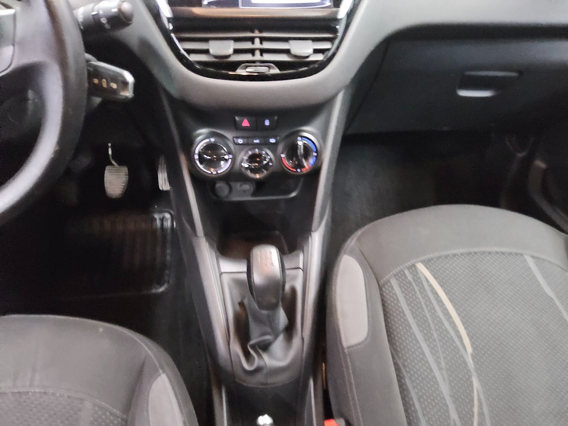Peugeot 208 1.6 eHDi Active Shz PDC Klima 6